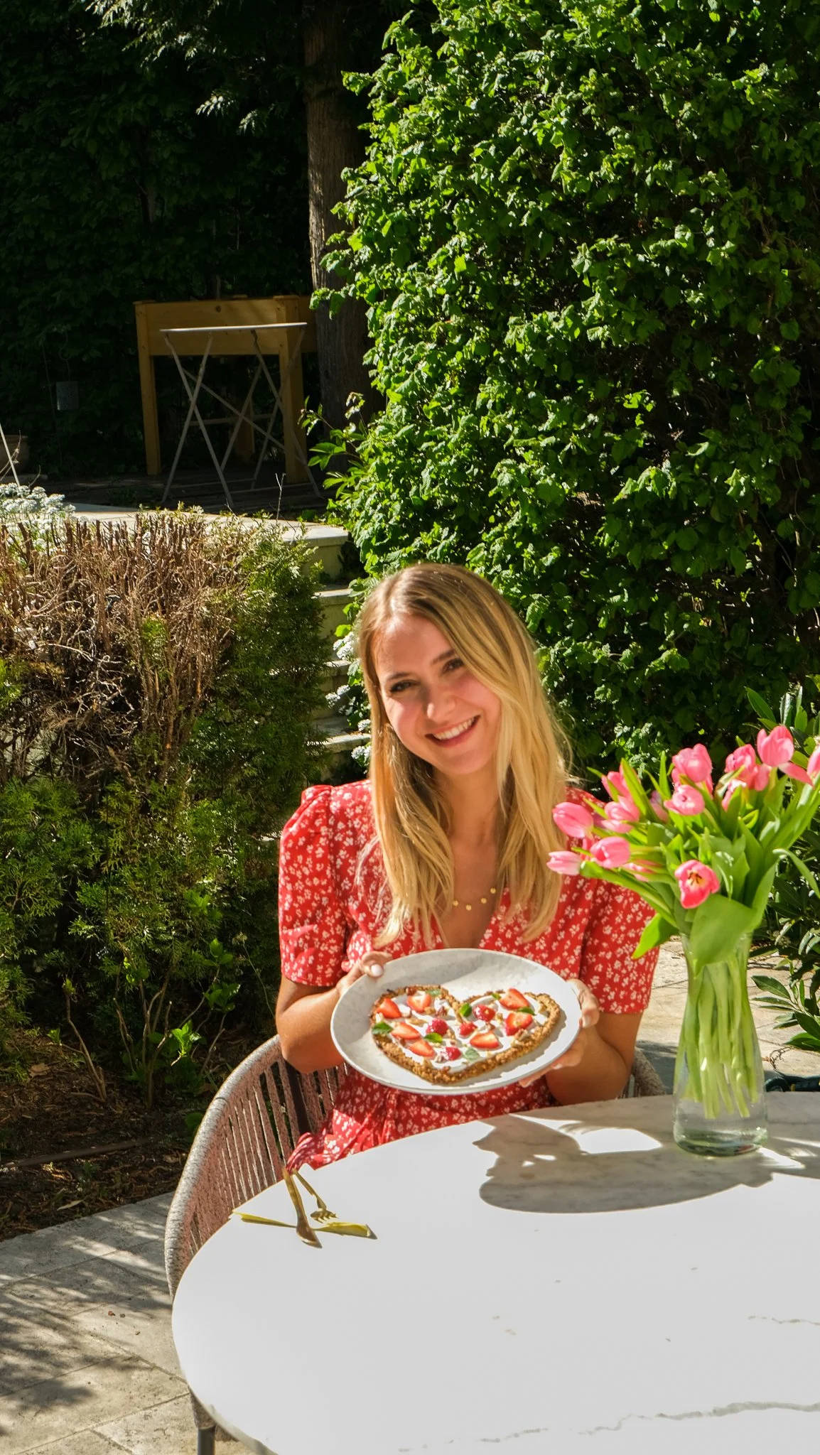 muttertagsrezept-herz-fruehstueckspizza-mit-erdbeeren-strawberry-recipe-mothersday-breakfast-brunch-easy-oats-haferflocken-skyr-nüsse-walnüsse-erdbeere
