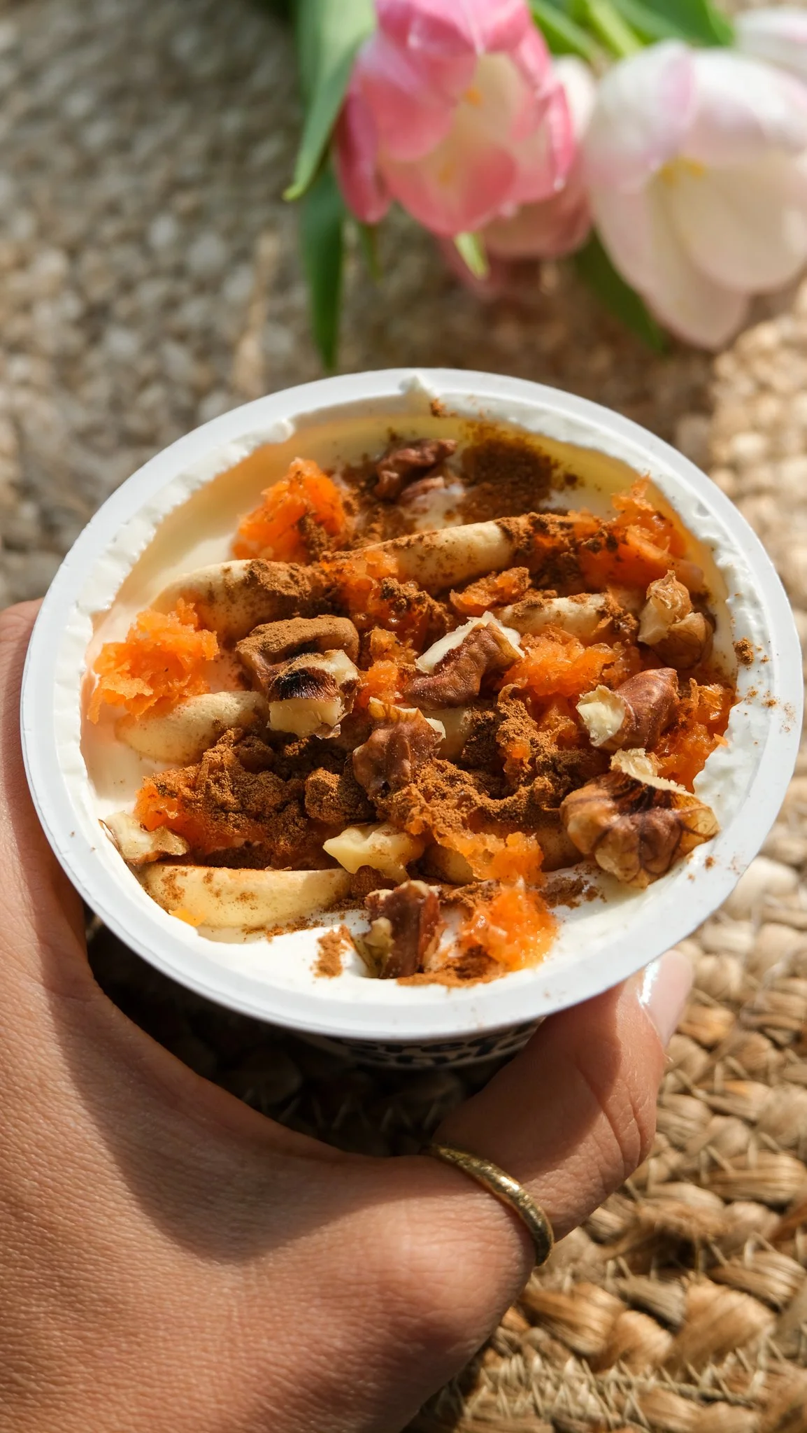 viral-carrot-cake-cheesecake-perfect-for-easter-brunch-ostern-frühstück-osterfest-karottenkuchen-käsekuchen-topfentorte-becher-einfach-rezept-frühling-spring