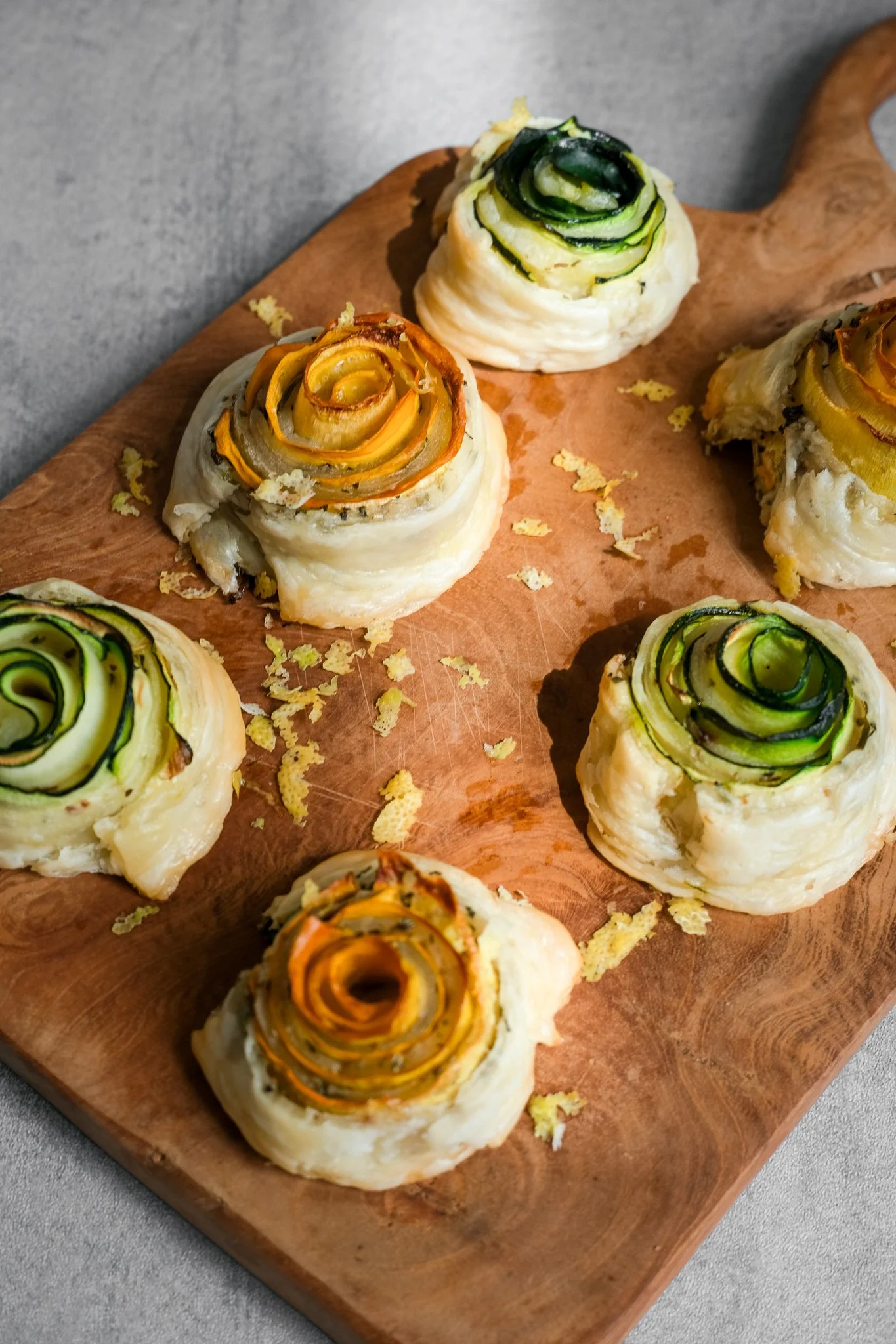 zucchini-courgette-puff-pastry-blätterteig-rosen-roses-easy-vegan-plant-based-starter-recipe-rezept-magda-mag-das