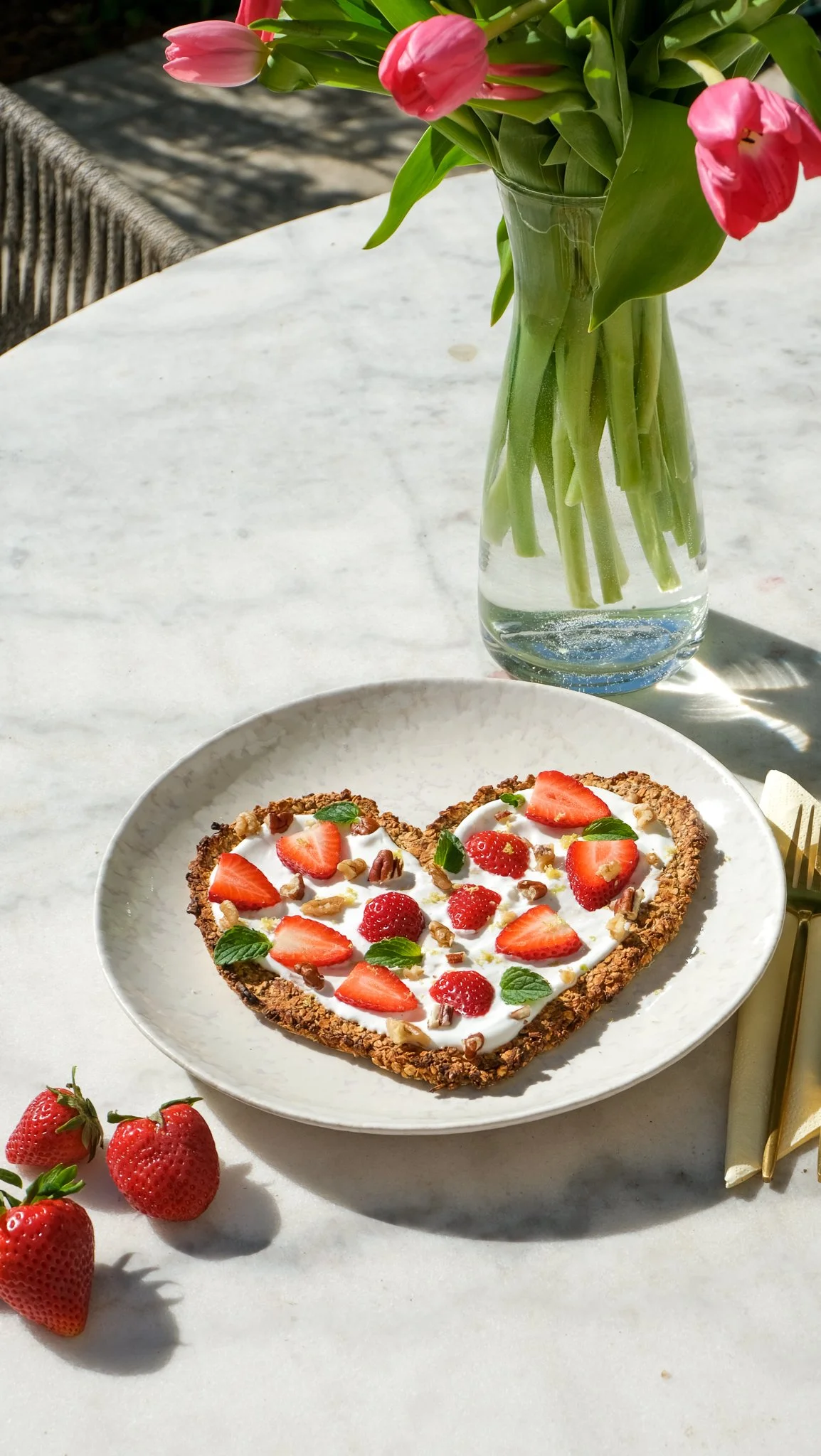 muttertagsrezept-herz-fruehstueckspizza-mit-erdbeeren-strawberry-recipe-mothersday-breakfast-brunch-easy-oats-haferflocken-skyr-nüsse-walnüsse-erdbeere