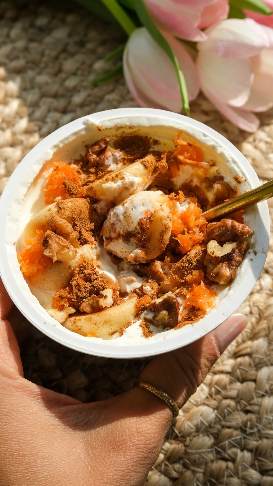 viral-carrot-cake-cheesecake-perfect-for-easter-brunch-ostern-frühstück-osterfest-karottenkuchen-käsekuchen-topfentorte-becher-einfach-rezept-frühling-spring