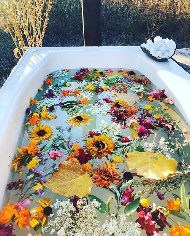 which rituals help you stay grounded? 🍃💁🏽&zwj;♀️
#hotbaths #juneteenth 
#flowerpower