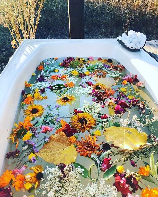 which rituals help you stay grounded? 🍃💁🏽&zwj;♀️
#hotbaths #juneteenth 
#flowerpower
