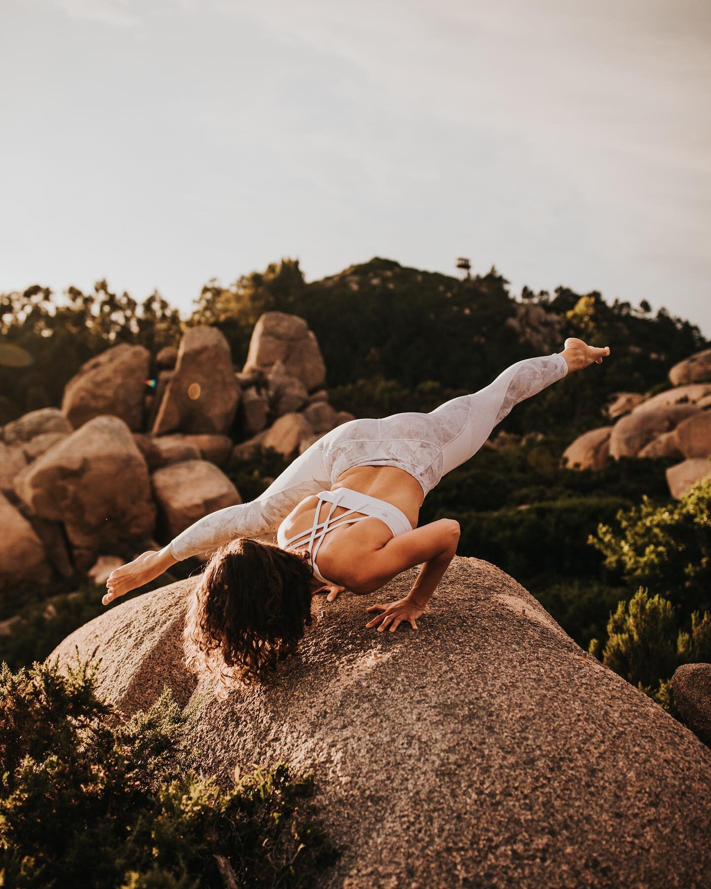 How do you feel about arm balances?
.
They can really bring up a whole spectrum of feels: ambitiousness, joy, frustration, fear, courage. My feelings towards arm balances changed completely when I started looking at the bigger picture - not just my a