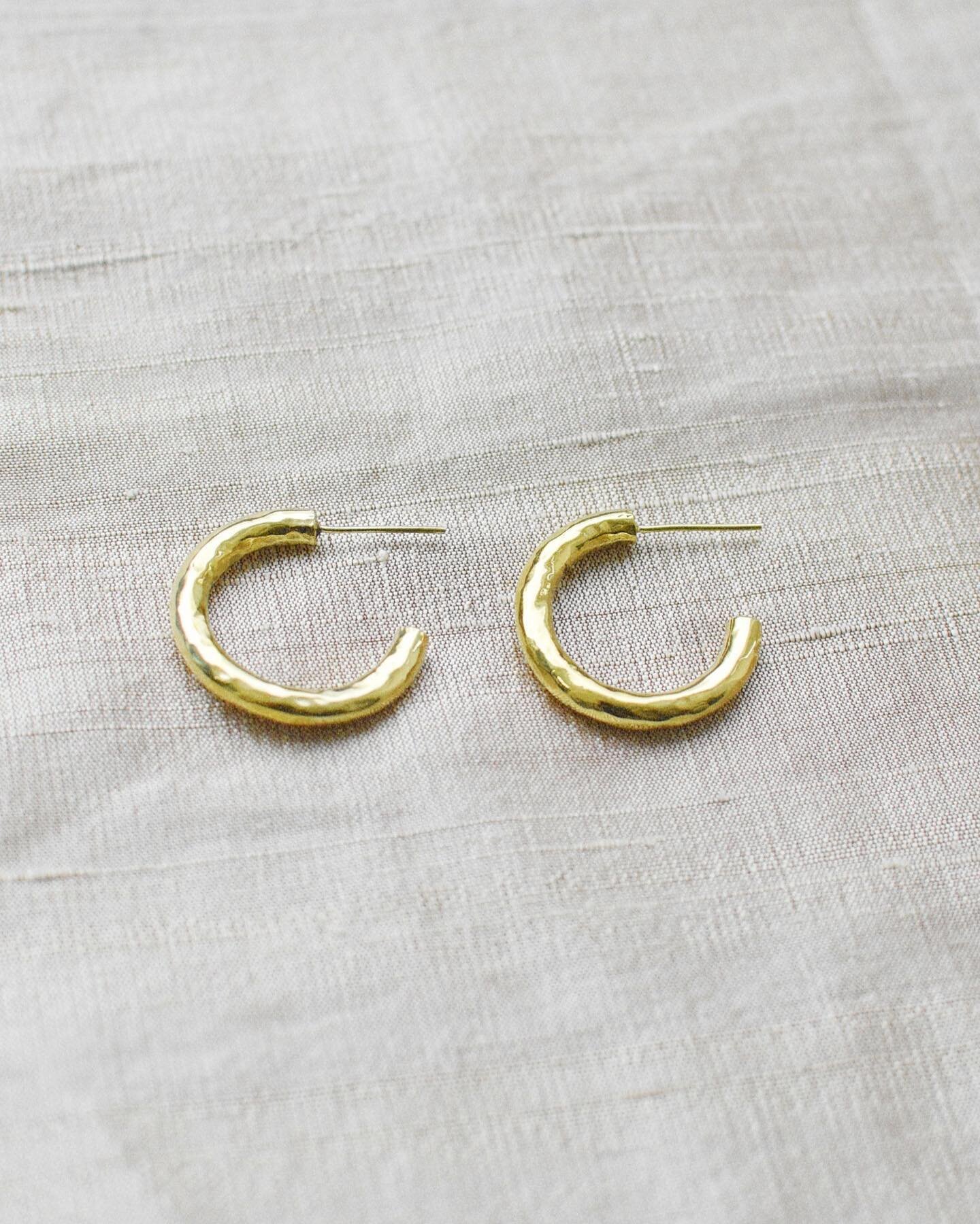 Still one of our favourite staples. ✨🫶🏽Hammered Midi Hoops