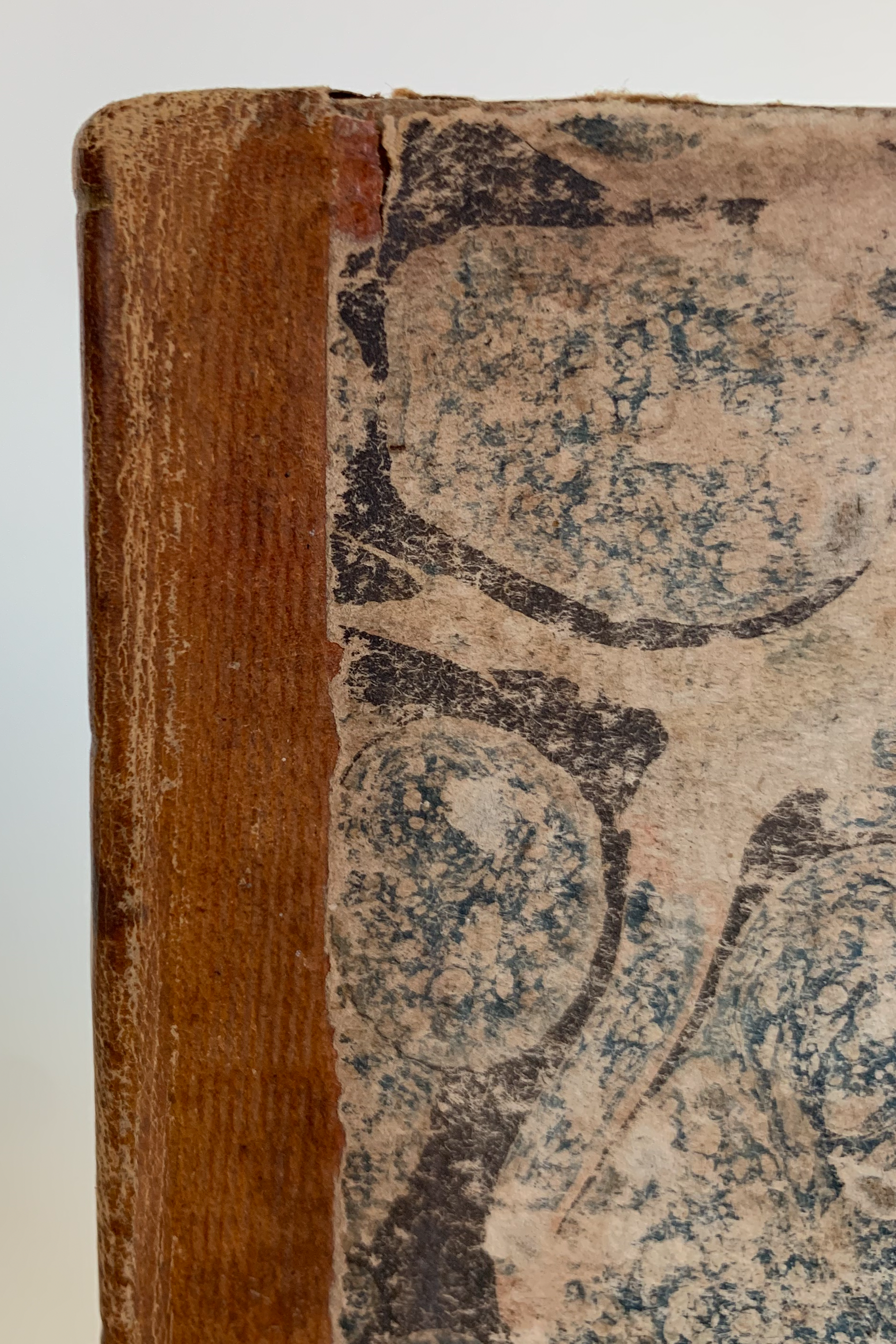 Interesting pattern of vertical lines on the leather.