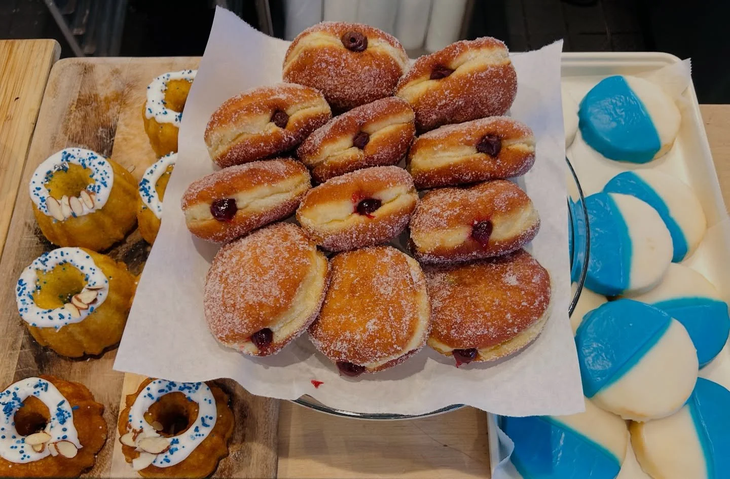 All the #Chanukah #Hanukkah goodies in the house!! #thegeneralmuir #sufganiyot #oliveoilcake #blackandwhitecookies #happyhanukkah #happychanukah