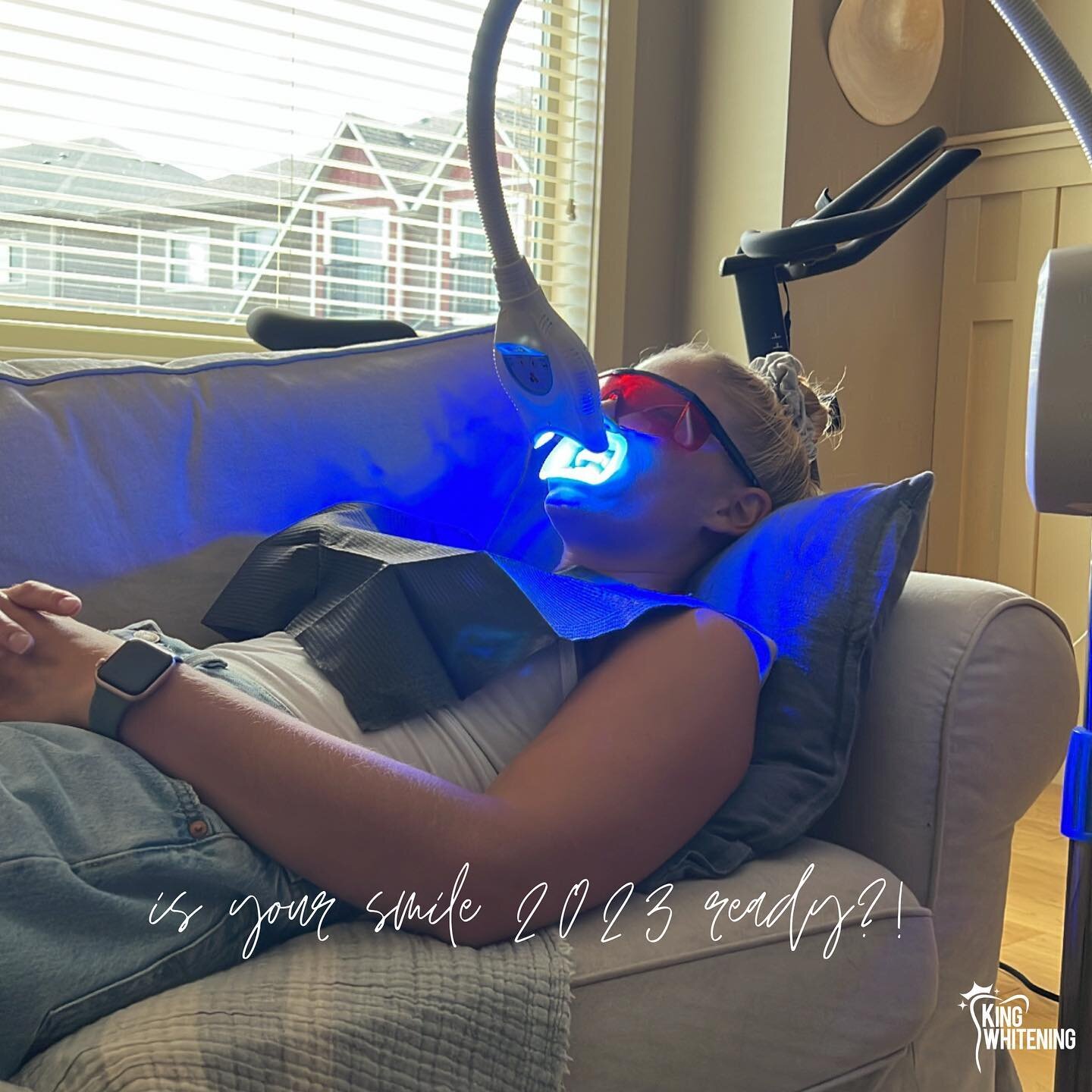 Teeth whitening by a dental professional in the comfort of your own 🏡 

Zero-minimal sensitivity &amp; a whiter smile in 45 minutes ⏰ 

Book with a friend in the new year to save 15% on your session⚡️
.
.
.
.
.
#mobileteethwhitening #britishcolumbia