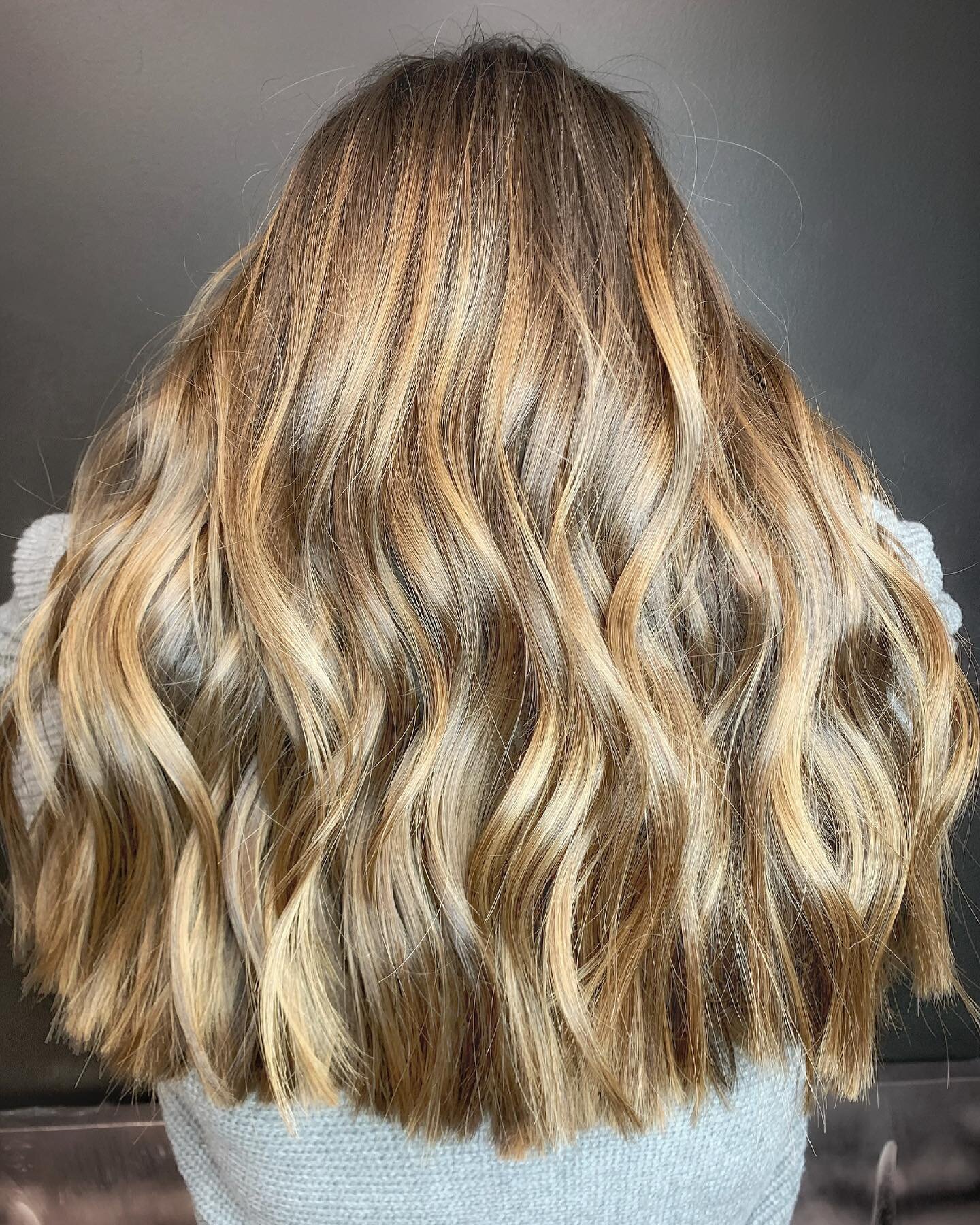 Caramel drizzle kind of day! Swipe ➡️ to see before

For her first time seeing me our goal was dimension. We went in with a partial, hand painted balayage to leave depth underneath. Toned with a middle ground 7 series from redken shades, followed wit