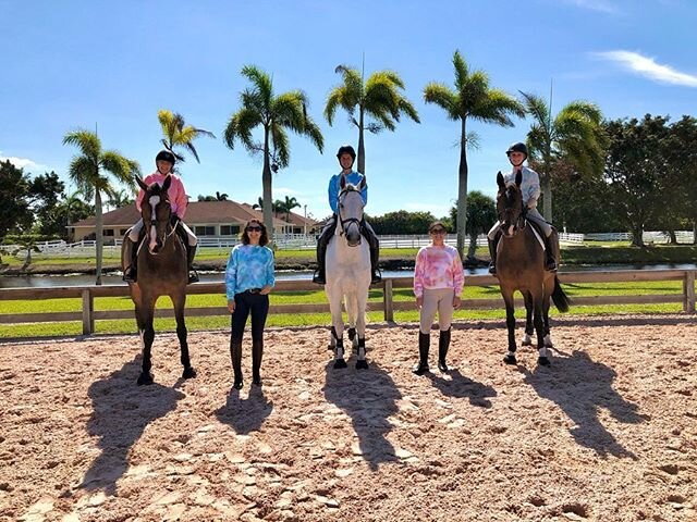 A very unusual but magnificent barn photo 💗
.
.
.
Everyone in my custom made tie dye sweatshirts! ✨(Dm to get yours!)