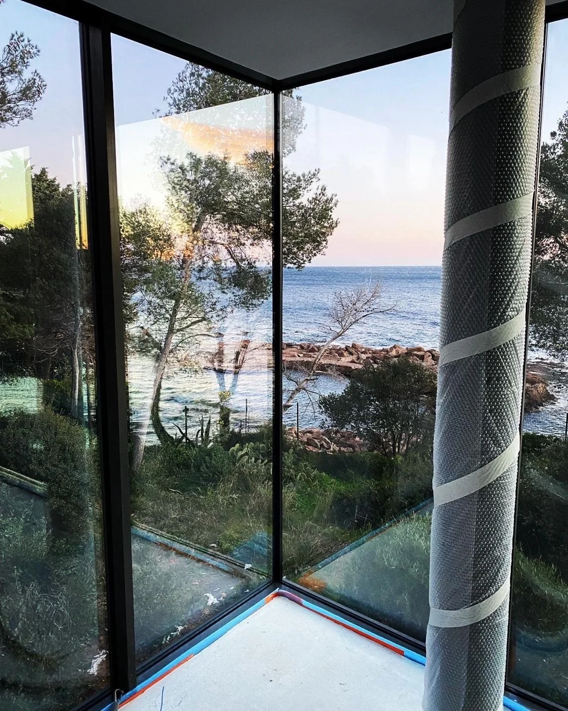Breathtaking ocean views or the beauty of the surrounding hills? 

With the COORITALIA A2S Minimal Aluminum System, our minimal profiles maximize the glass surface, allowing the landscape to become an integral part of your living space. The result is