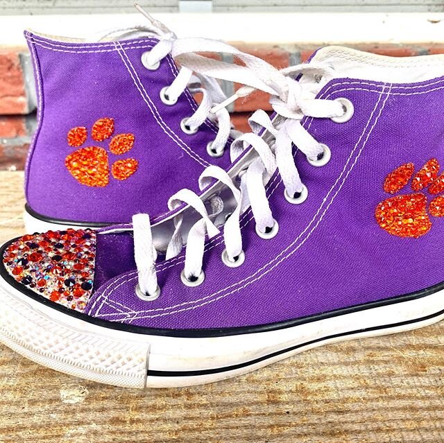 We better have some football 🏈 this fall....because we have the perfect shoes!

How cute are these?

Have a pair of shoes you want to bling? 
Message me 
#clemson #sparkle #bling #shoes #blingshoes #swarovski #purple #orange #tigers #converse #stcje
