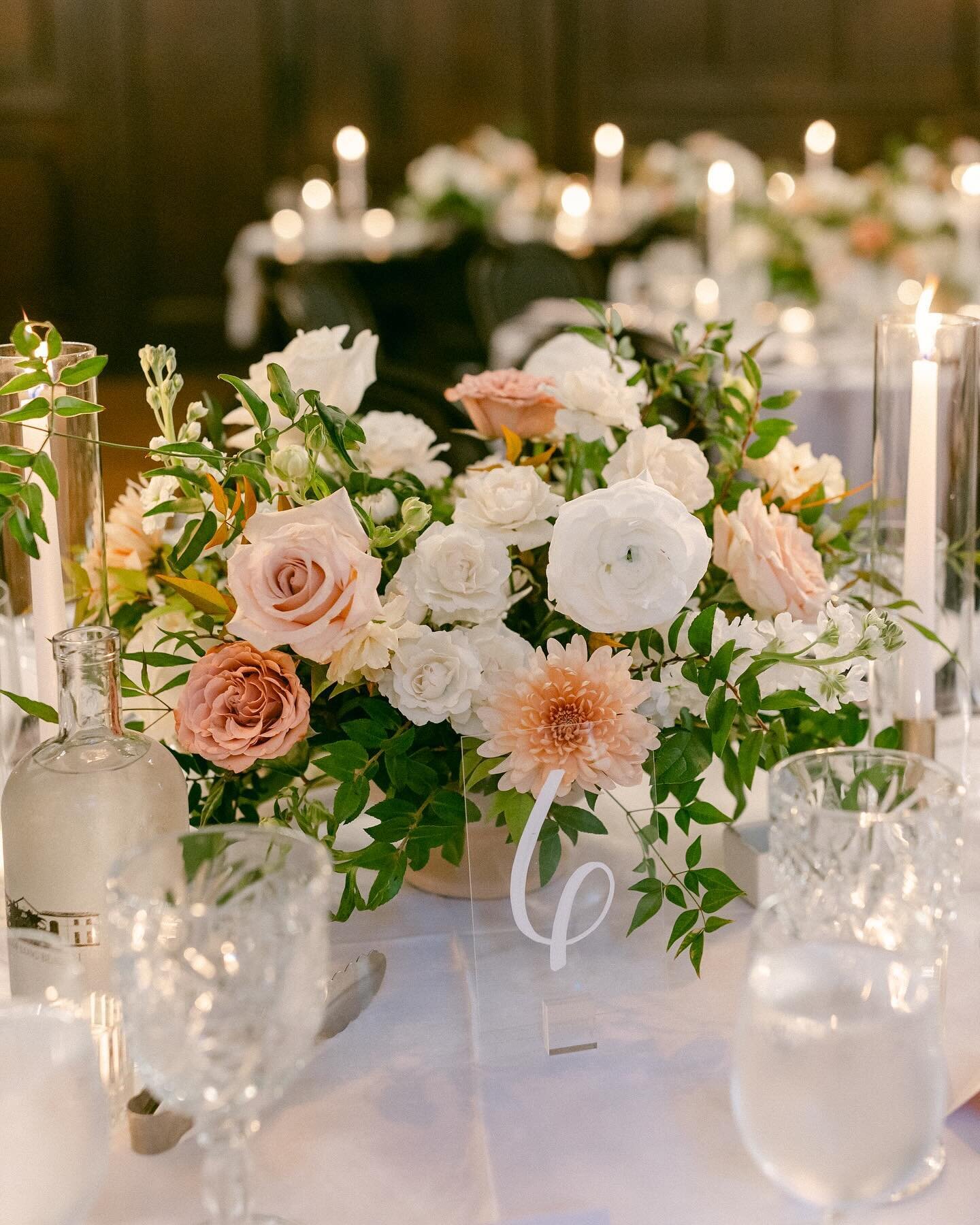 A night to remember ✨
.
.
.
Photography: @tiffanyjphotography 
Planner: @klinkevents 
Floral Design: @solstice_bloom 
.
.
.
#solsticebloom #solsticebloomdesign #floraldesign #laflorist #la #art #weddingflorist #love #beverlyhills #beauty #flowersofin