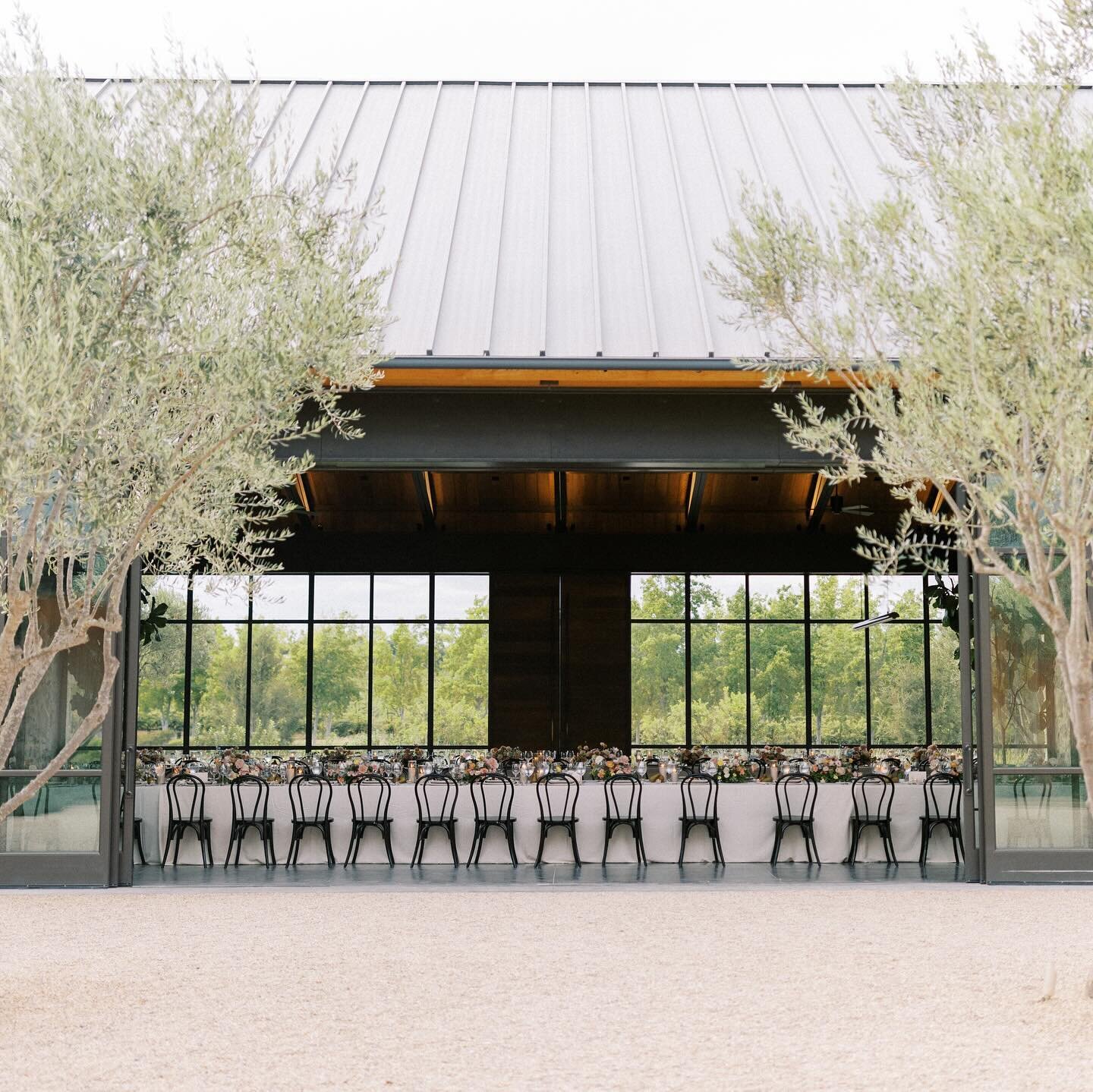 When a reception is this inviting, you can&rsquo;t wait to get inside and get the party started!
.
.
.
Photography: @katieshuler 
Planning &amp; Design: @eventoftheseason 
Floral Design: @solstice_bloom 
.
.
.
#solsticebloom #solsticebloomdesign #flo