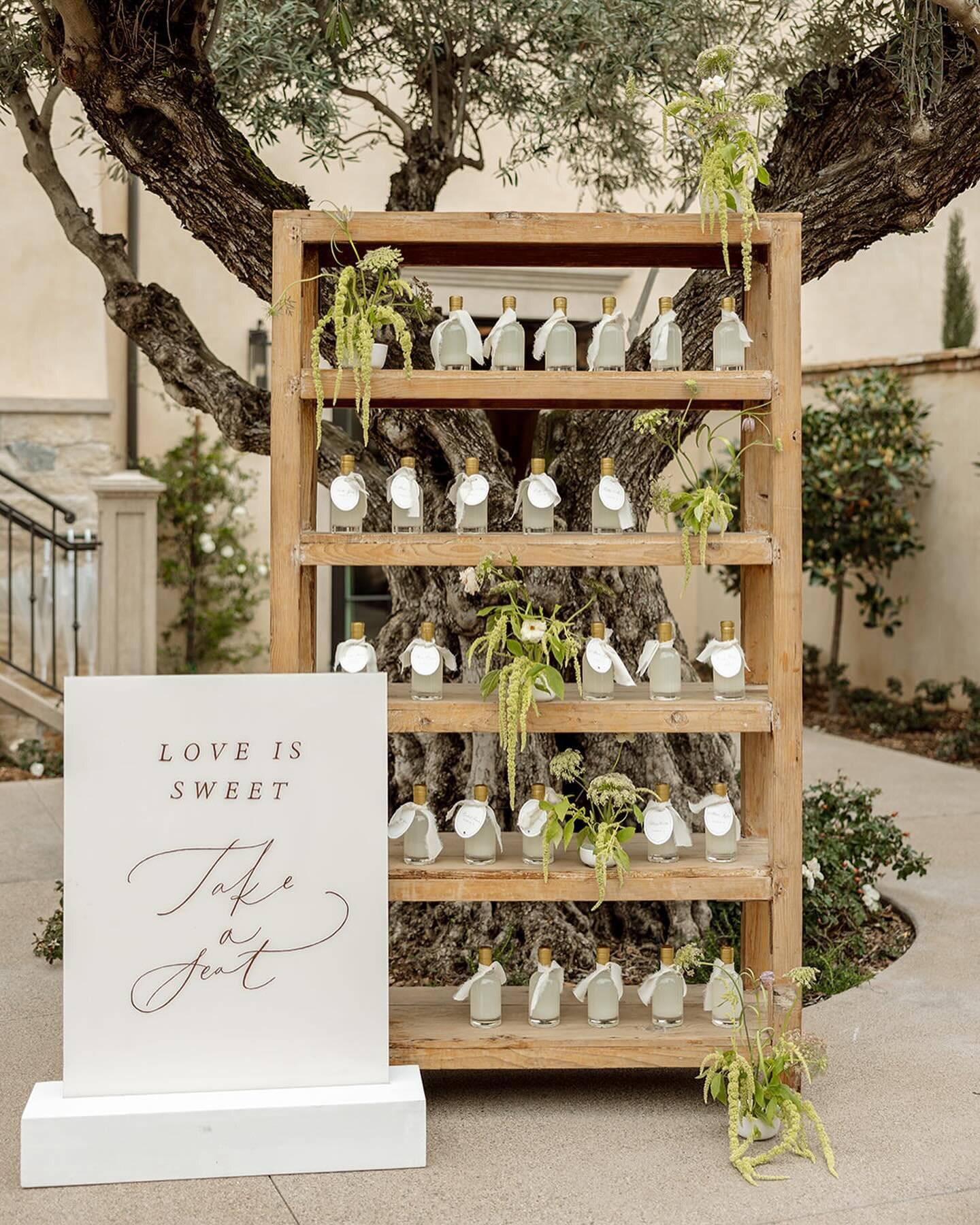 Your escort display dripping with ikebana&rsquo;s, yes please!
.
.
.
Photography: @sincerelyluisana 
Planning &amp; Design: @wildeandsageco 
Floral Design: @solstice_bloom 
Signage: @noteworthyyco 
Rentals: @foundrentalco @adorefolklore @catalogateli