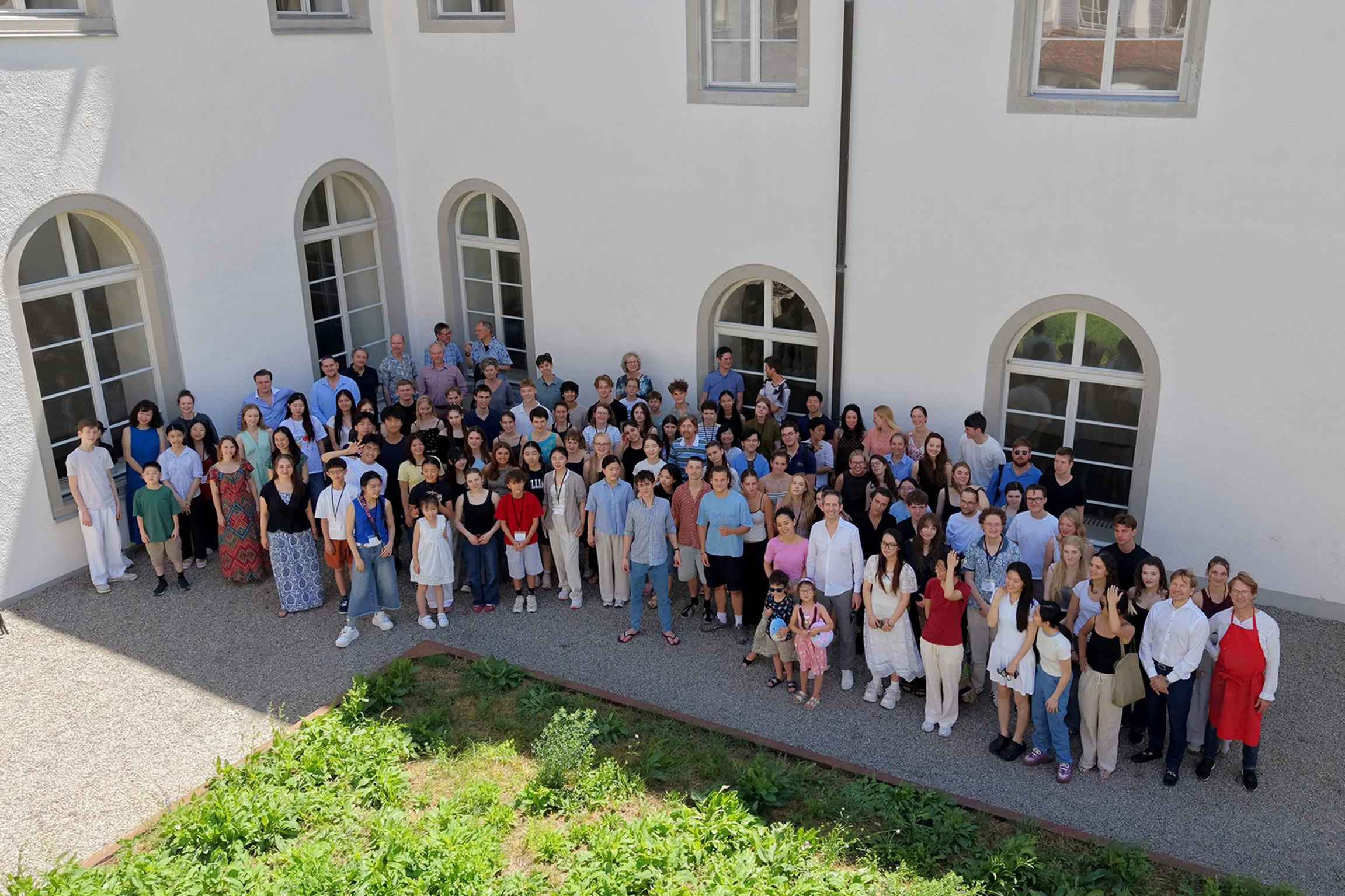 Gesamtgruppe_DJI_0003_13x19.5cm.jpg