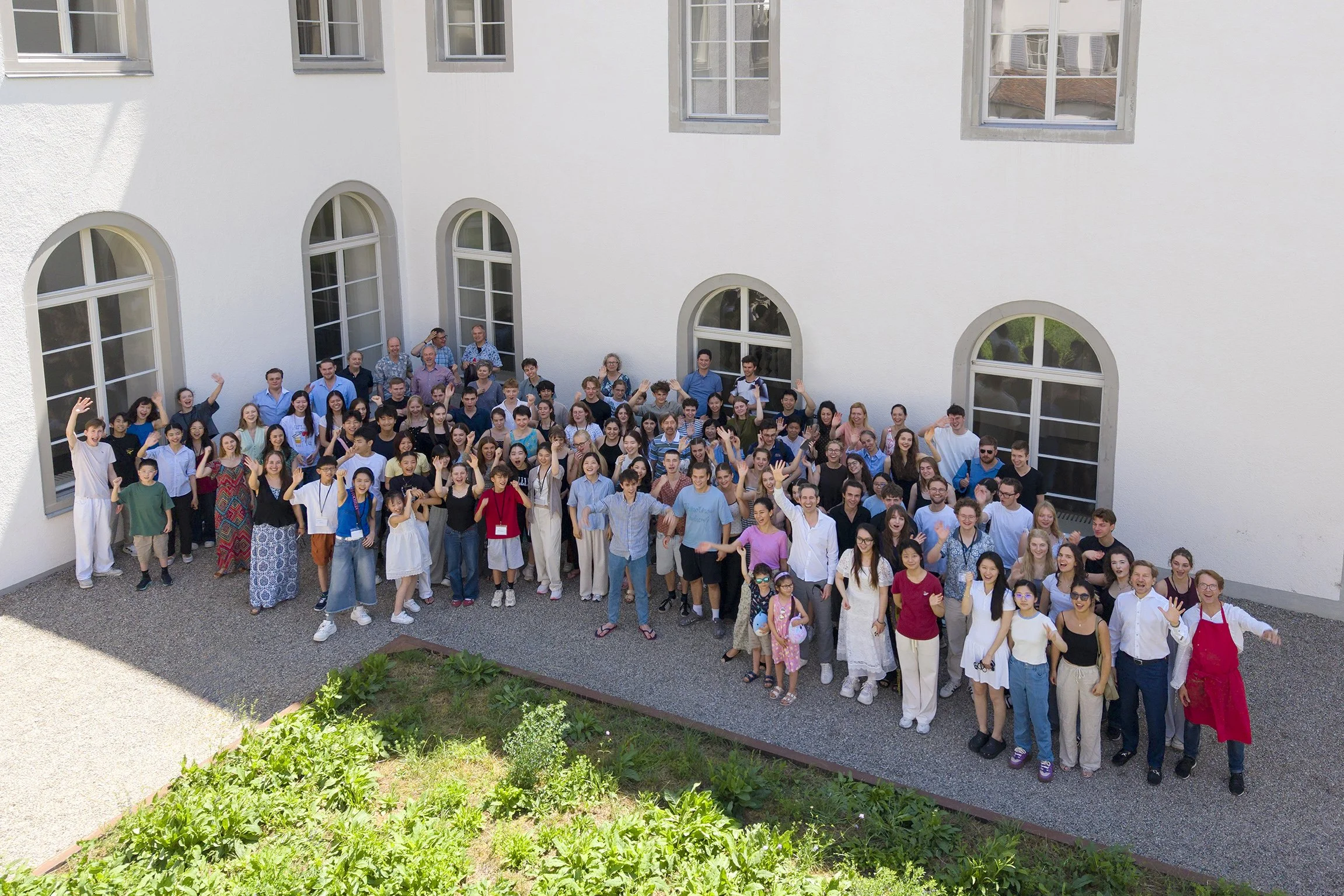 Gesamtgruppe_DJI_0005_13x19.5cm.jpg