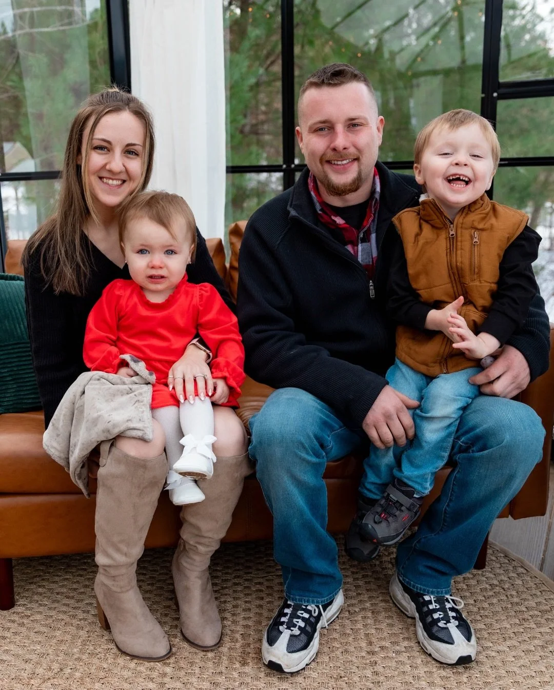 Tiny moments, big holiday cheer! 

I had so much fun with this beautiful family - these kiddos kept me on my toes for sure😂💛