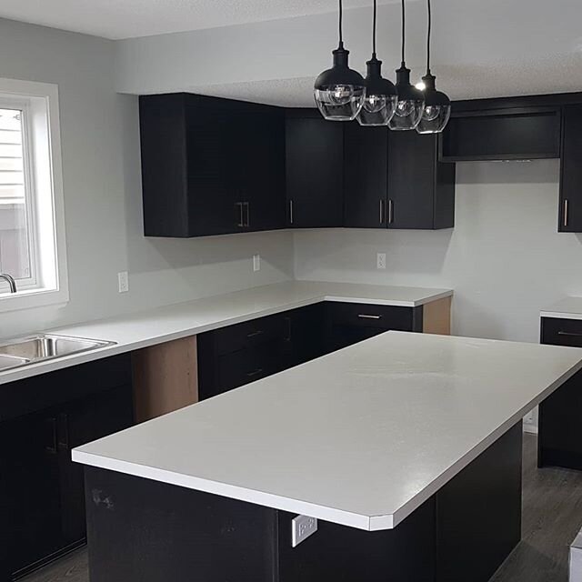 Black bookmatched maple. Looks great with the champagne handles. We finished this one a bit ago but it's all ready for renters now. #mvcarpentryanddesign #mvcd #kitchenrenovations #kitchens #renovations #yycrenovations #cabinetry #woodworking #maple 