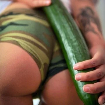 Let's make a 🍑🥗
&bull;
&bull;
&bull;
#allnatural #organic #produce #vegetables #sextoys #goodtimesinthegarden #dildo #pleasure #sextoy #fullmoon #mercuryinretrograde #eden #energize #mindbodyspirit #mindbodysoul #beautiful #cucumber #cooling