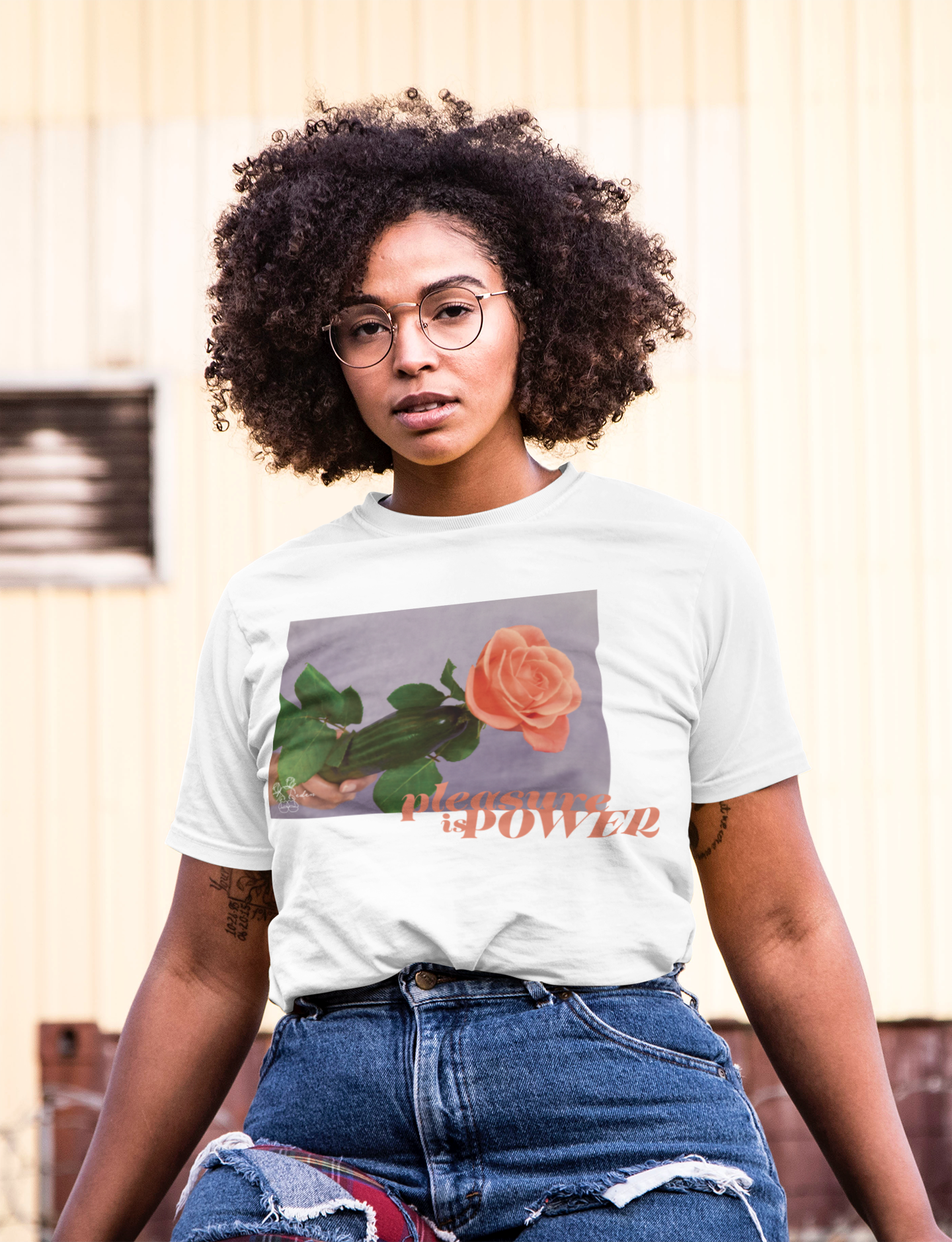 t-shirt-mockup-of-a-serious-woman-with-glasses-3841-el1.png
