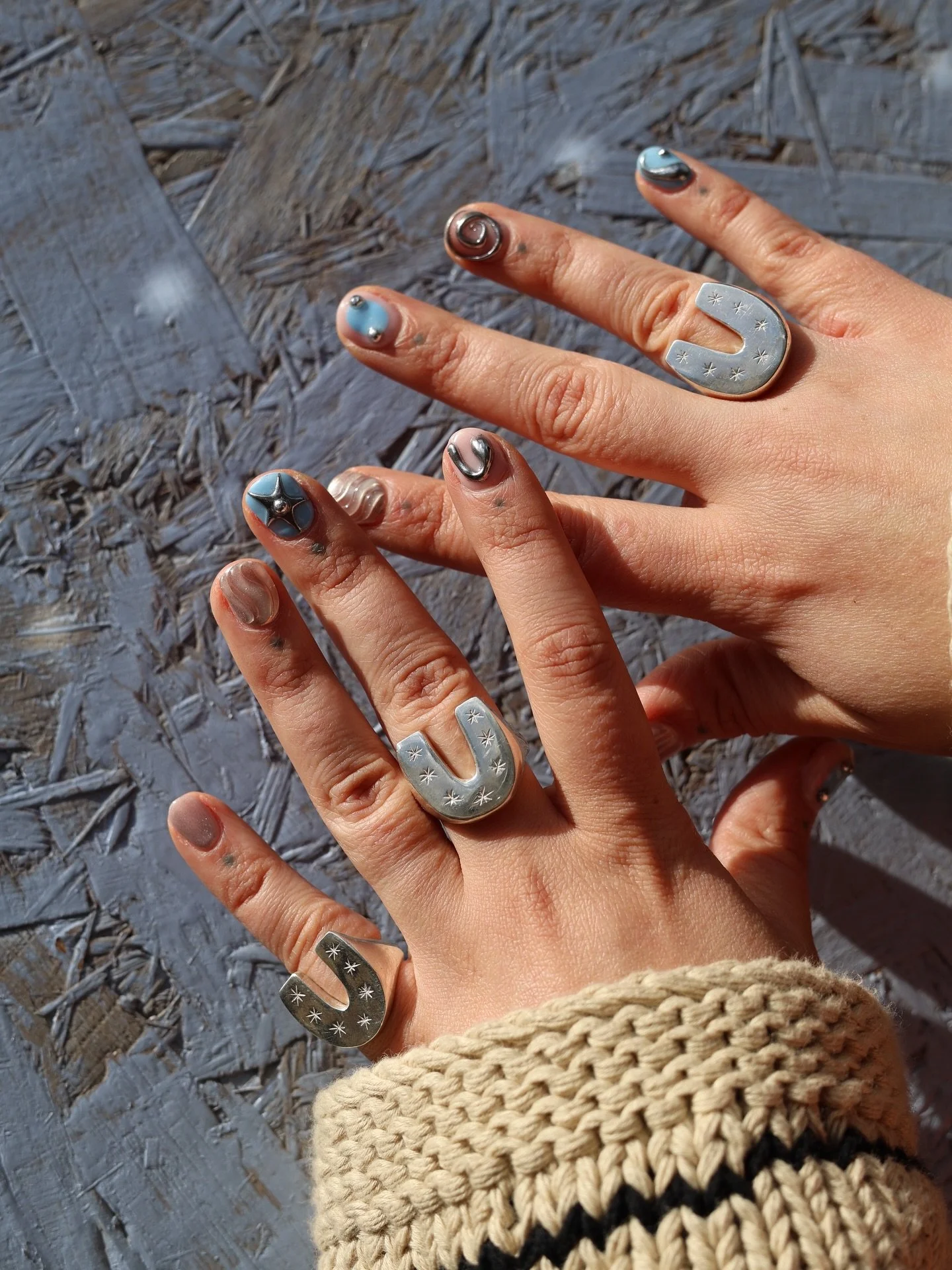 🐎 THE LUCKY SIGNET 🐎 This chonky gal is by far the best seller in our sale so far. 

A few sizes are already running low so if you&rsquo;ve been thinking about it&hellip; now&rsquo;s a good time. Link in bio and make sure to use code SPRING25 at ch