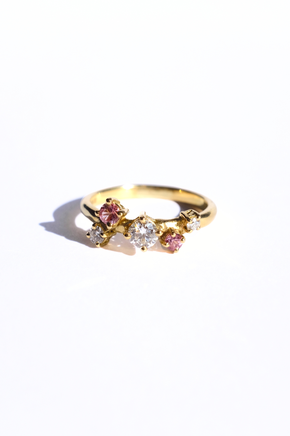 Diamonds and pink sapphires set on a 18ct gold 2mm D-wire band