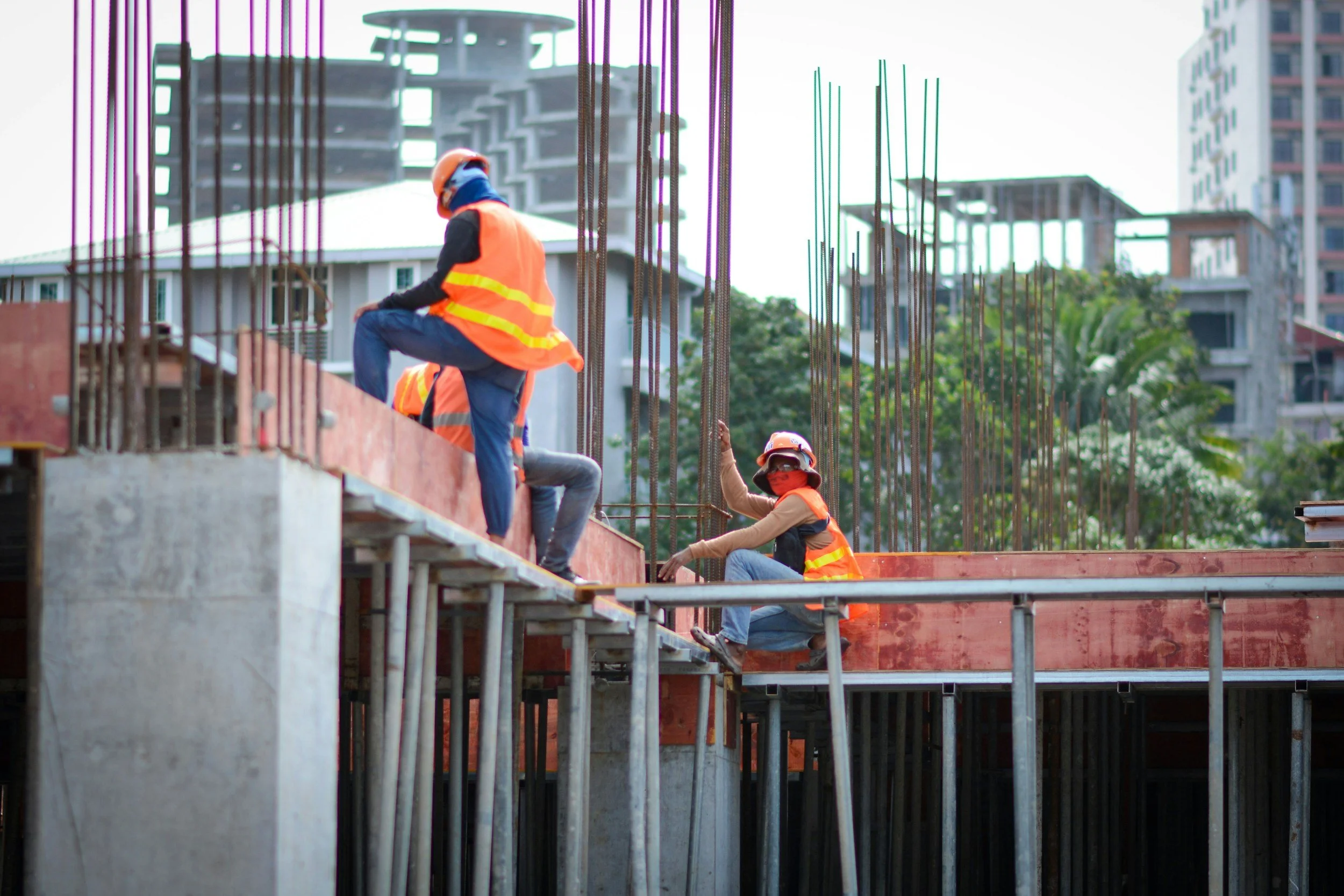 Retrasos en obras financiadas con fondos europeos por causas no imputables al contratista: ¿puede la Administración denegar la ampliación de plazo e imponer penalizaciones?