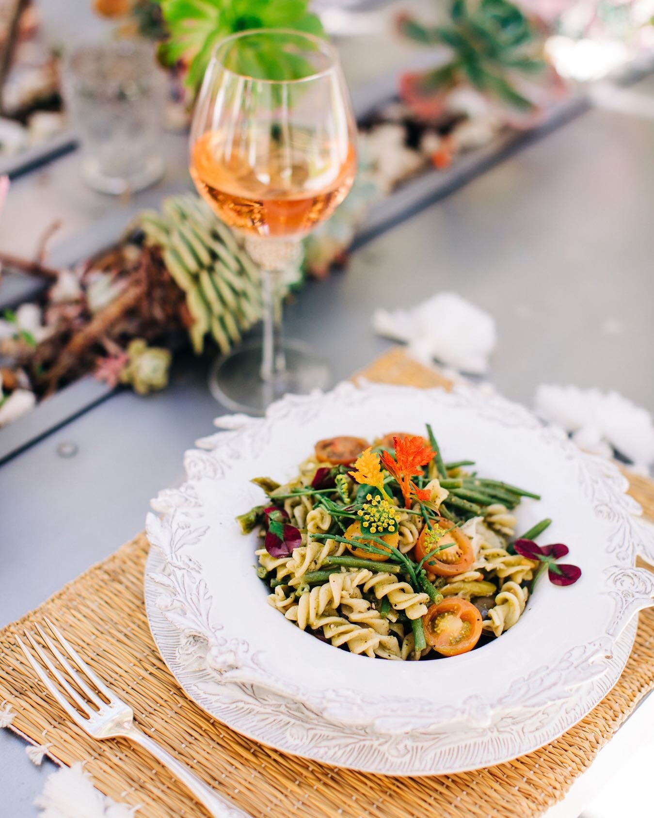 🌸 The table is set for an unforgettable weekend dinner... all that&rsquo;s missing is you... and a bottle of #VanderpumpWines! Will it be Ros&eacute;, Chardonnay or Cabernet tonight?! 📸 by @betsnewman