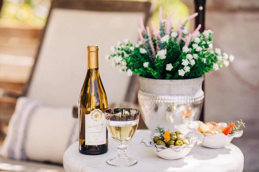 🌸 What are some of your favorite snacks to serve with wine?! For us, we love marinated olives, Marcona almonds and garlic &amp; herb crostini! 📸 by @betsnewman