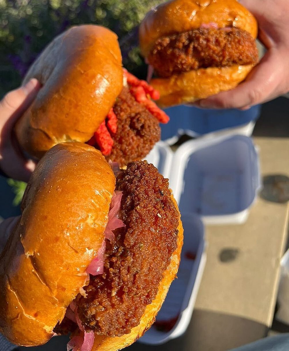 @ak3700 has the right idea for lunch. Make your Monday 🔥🌶🐓 with a Hetchy sando