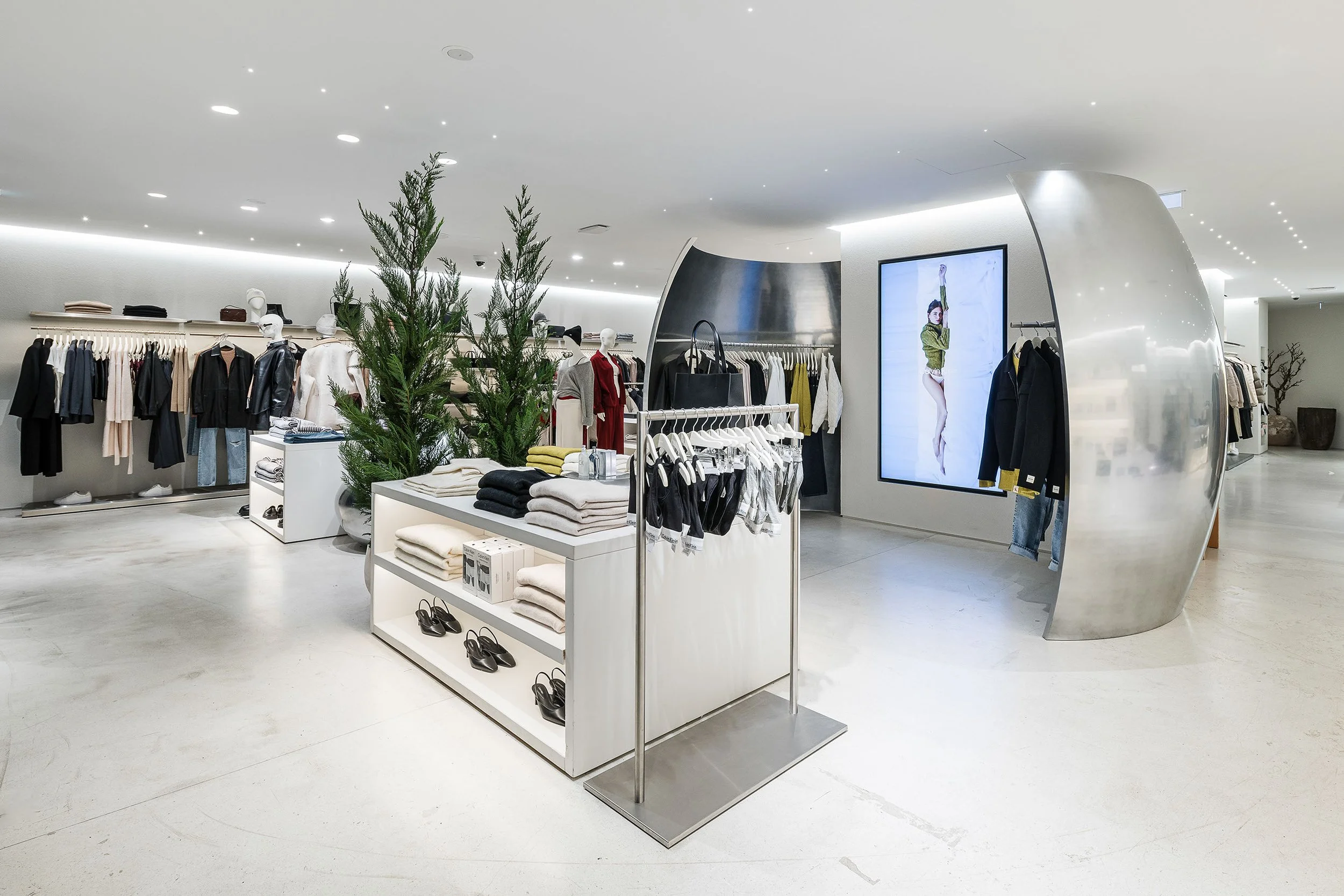 HO24_EMEA_CK_CHAMPS_ELYSEES_PARIS_21_111524.jpg
