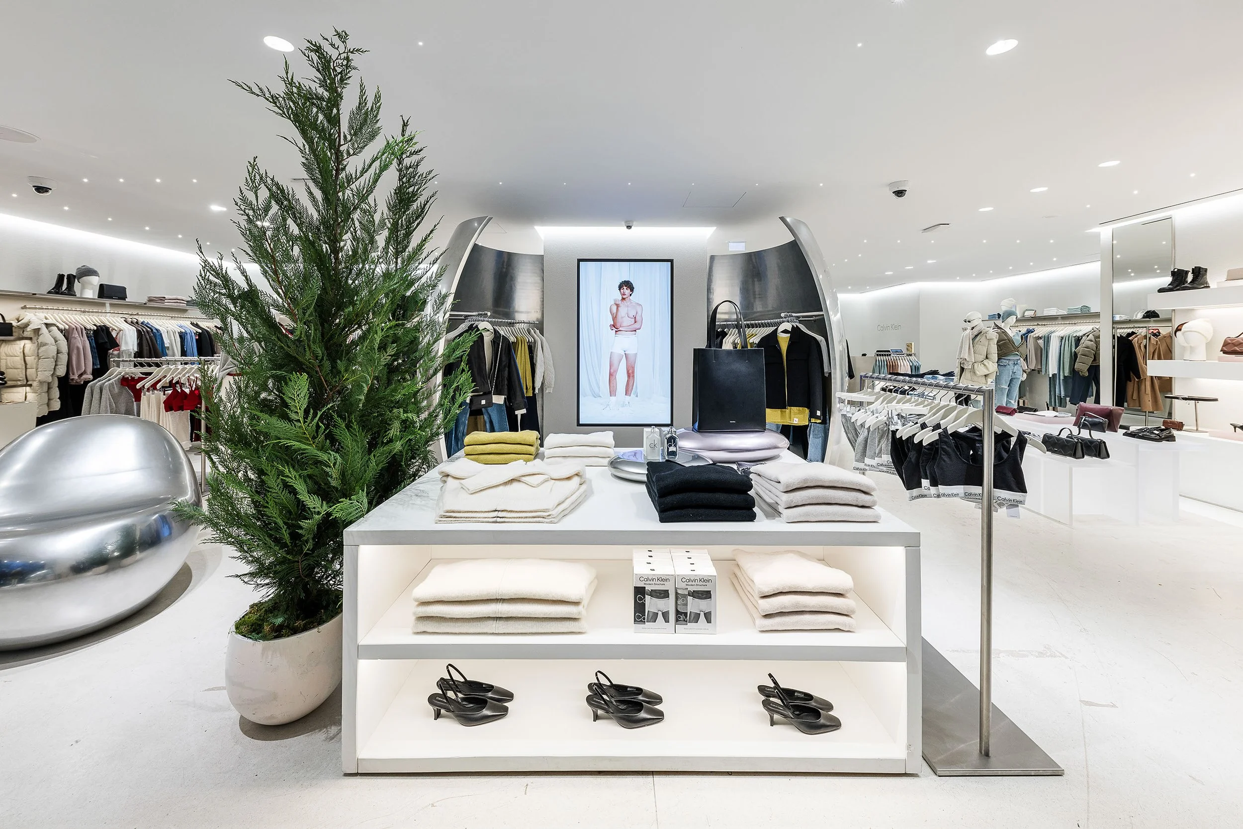 HO24_EMEA_CK_CHAMPS_ELYSEES_PARIS_19_111524.jpg