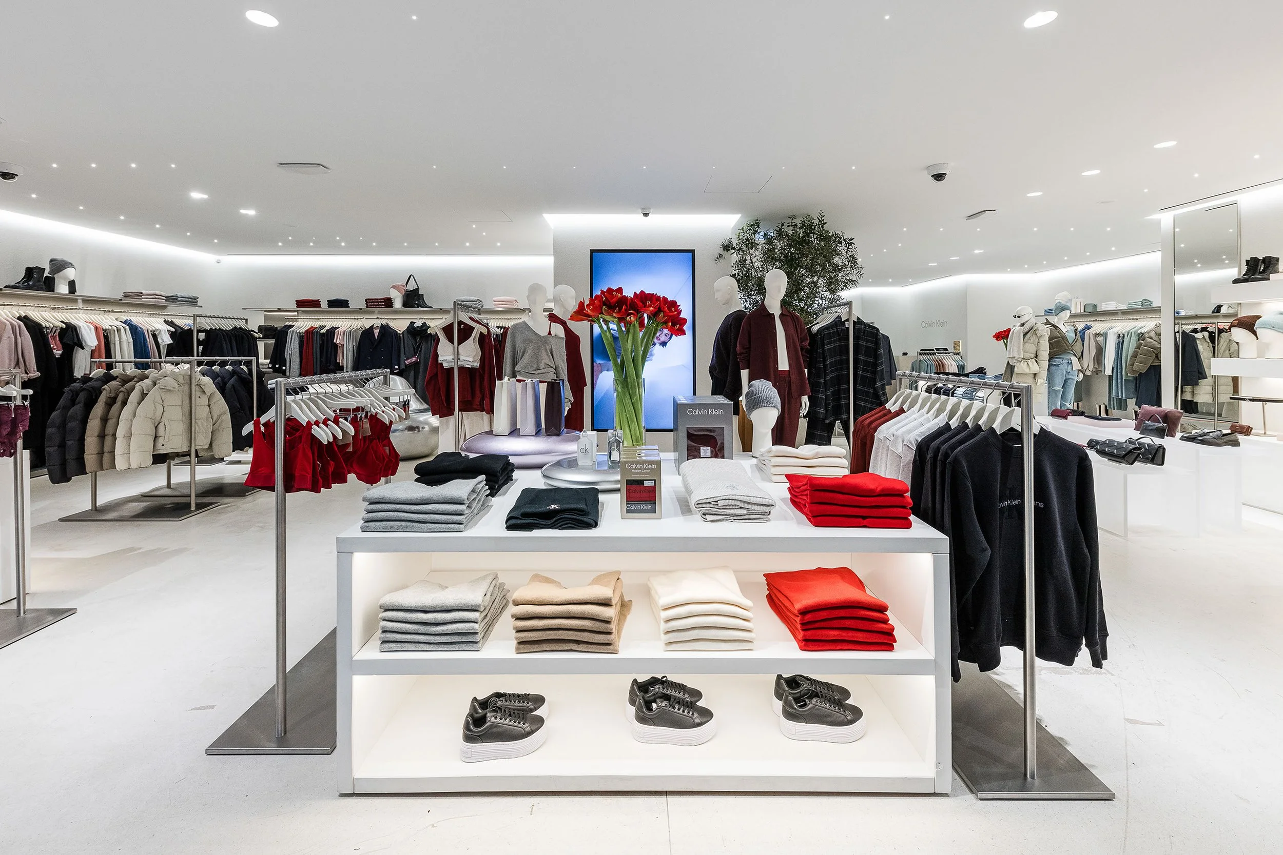 HO24_EMEA_CK_CHAMPS_ELYSEES_PARIS_18_110624.jpg