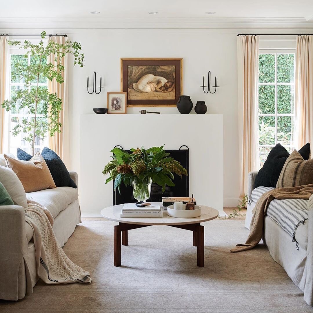 Good morning 🙃 Why is it that simple is always so goooood? Love this living room by @chrystabilton shot by @tessaneustadt and I don&rsquo;t think I&rsquo;ll ever stop loving plaster fireplaces.
&bull;
&bull;
&bull;
&bull;
&bull;
&bull;
#plaster #pla