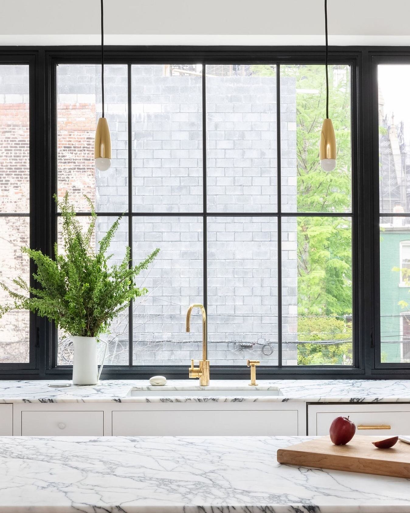 Always inspired by designers like @elizabeth_roberts_architects that can tweak tiny details of the basic white kitchen to create something so fresh. The veining in this marble is incredible and the glazing behind the sink is just breathtaking. ✨