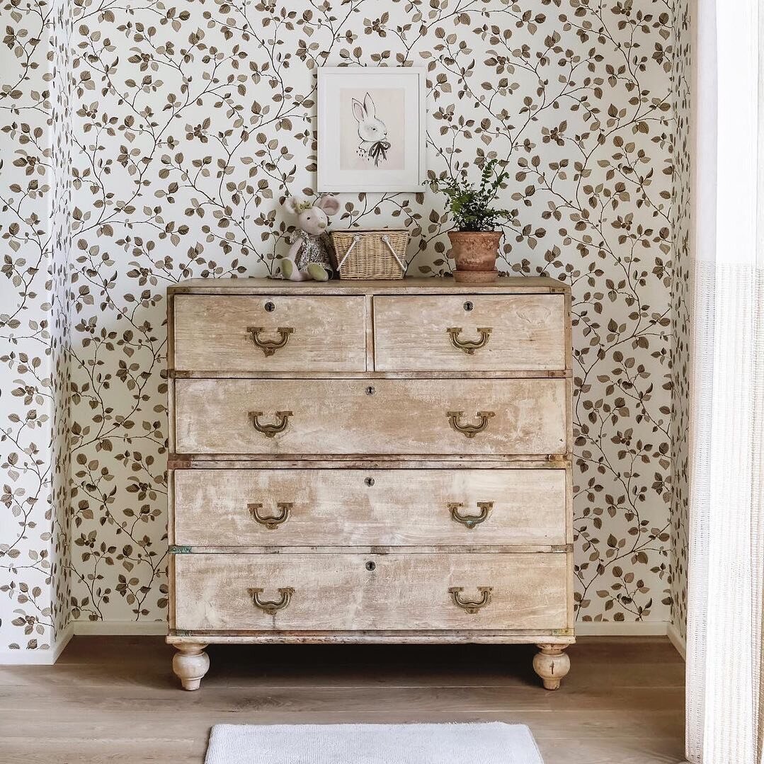 There are so many reasons why I love @apriltomlininteriors design of this nursery. The wallpaper is fun, but not too busy to distract from the furnishings. The wall hangings are simple and classy. And don&rsquo;t forget the lovely touches of characte