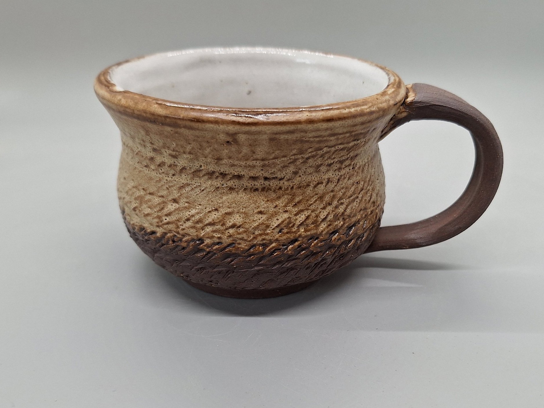 Chatter-texture tea mug