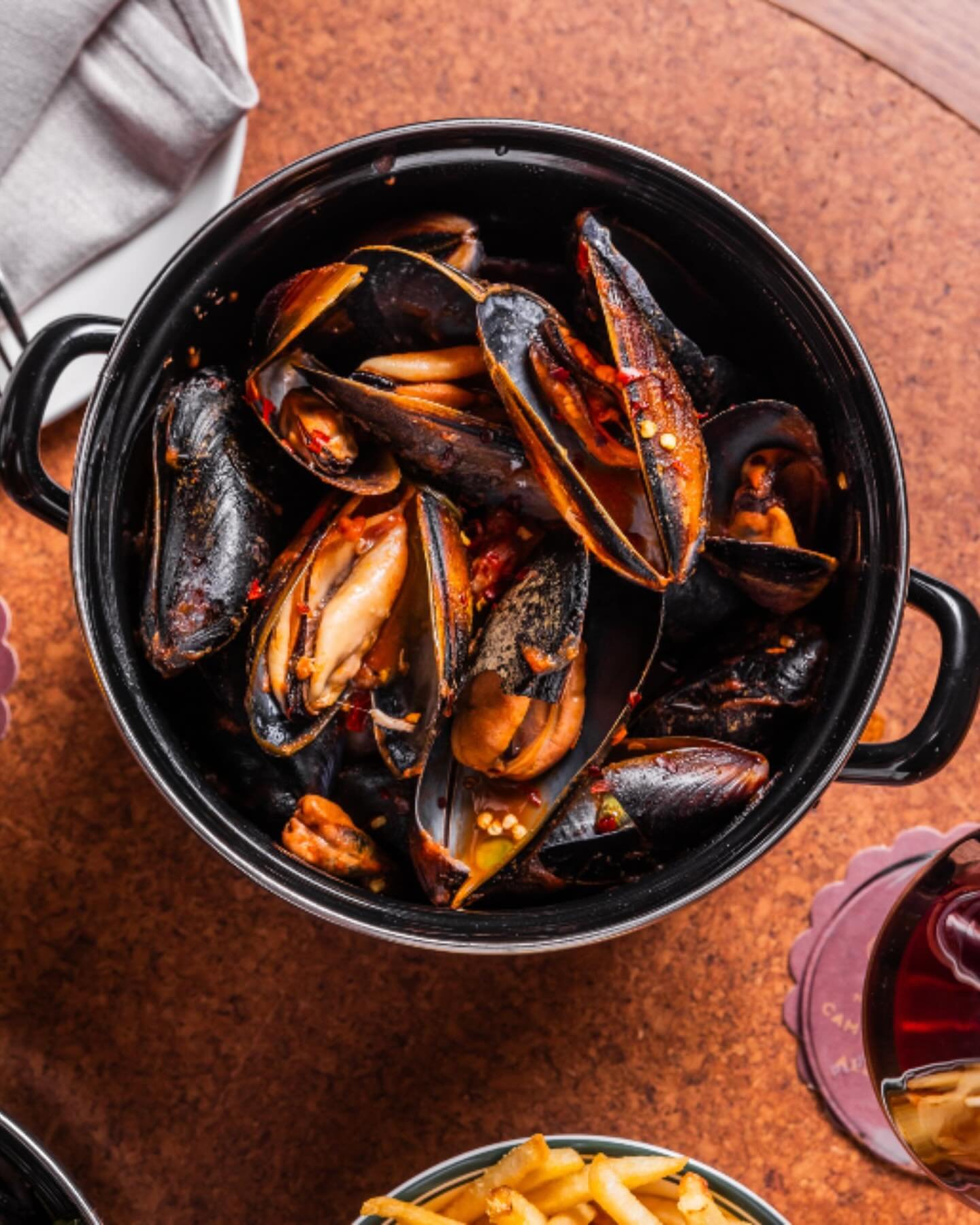 WINTER WARMERS: The chill has officially set in and comfort food is calling. Here&rsquo;s five of our favourite ways to warm up from within this season:

🔥 Cosy up with a pot of Yumbah Blue Mussels at @follyssydney, served with fries or sourdough an
