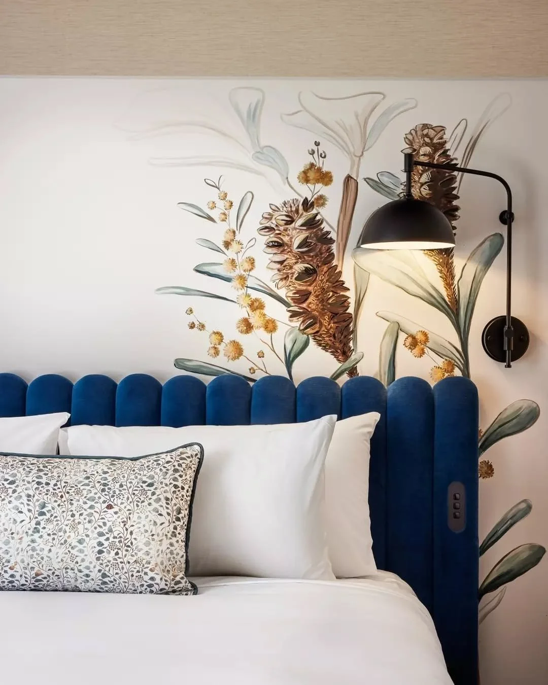 NIGHT AT THE MUSEUM 🎨 Beige walls and cookie cutter interiors are a thing of the past. These days, hotels basically double as galleries, dappled with diverse art that sparks conversation and gives you a glimpse of the culture and stories behind the 