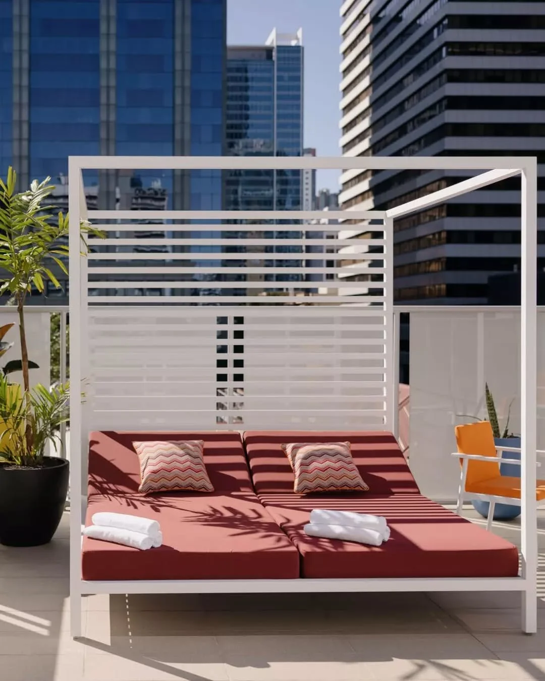 SUMMER IN THE CITY: A city escape with a rooftop pool shouldn&rsquo;t require too much convincing - but if you did need more, this one comes with free pool towels, tote bags, sunscreen and Vodka Spritzes. ☀️🍹

@vocobrisbanecitycentre&rsquo;s Sun-Cha