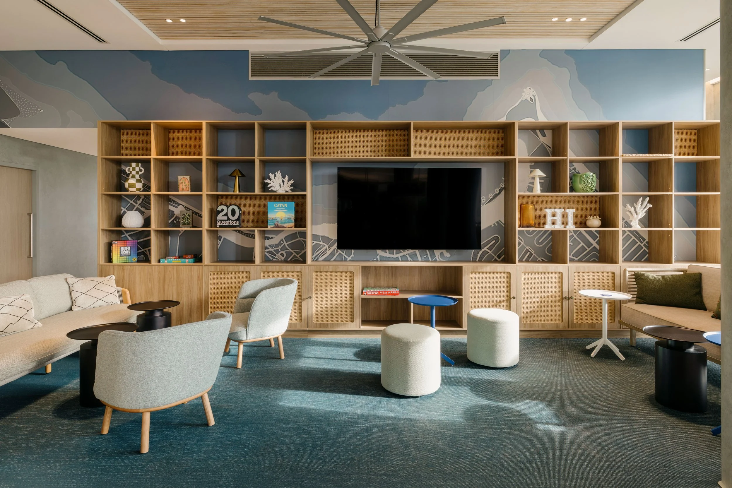 Holiday Inn & Suites Sunshine Coast - Lobby lounge.jpg