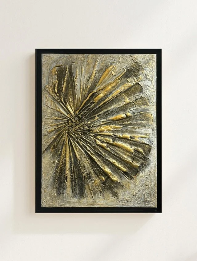 Obras disponibles &mdash; &ldquo;Between Chaos and Light&rdquo; de @merete_naess es una obra en la que la artista explora el encuentro entre la materia y la luz. A trav&eacute;s de la t&eacute;cnica mixta, juega con relieves, texturas y pigmentos dor