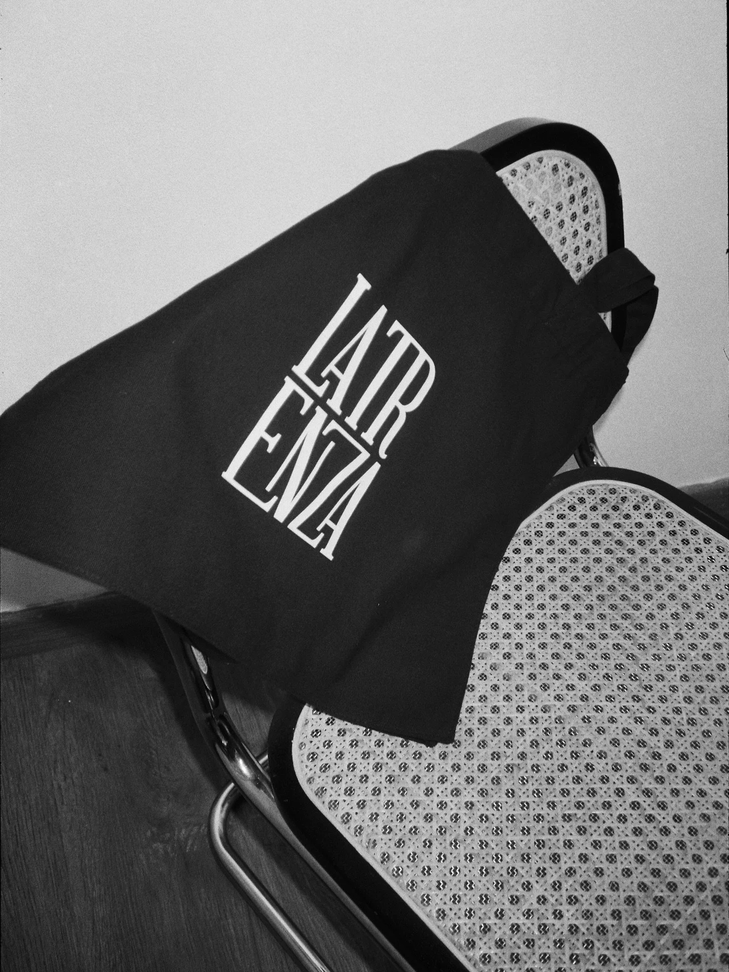 Nuestras Tote Bags son una forma de apoyar este espacio de arte independiente, autogestionado y autofinanciado. Est&aacute;n disponibles por 20&euro; y, aunque sea un gesto peque&ntilde;o, es una manera directa de contribuir a la vida de La Trenza Ga