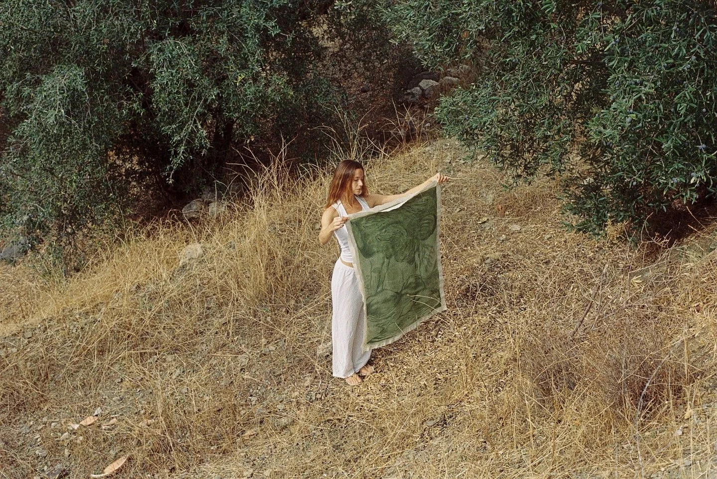 Desde La Trenza, nos conmueve profundamente poder apoyar el arte creado por mujeres y creadoras emergentes con sede en nuestra ciudad. Creemos que es fundamental visibilizar el talento local y ofrecer espacios donde su trabajo pueda ser mostrado, apr