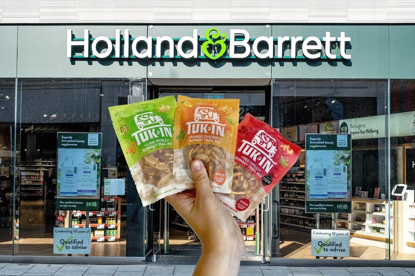 The crunch is real with Tuk In Bombay Mix, now available at Holland &amp; Barrett! Choose from Mango Chutney, Lime Pickle, and Red Chilli 🌶️🥭🍋&zwj;🟩
&bull;
&bull;
Tuk In Curry in Naans available in CoOp, NISA, Morrisons, Tesco, Spar, Rontec, WHSm