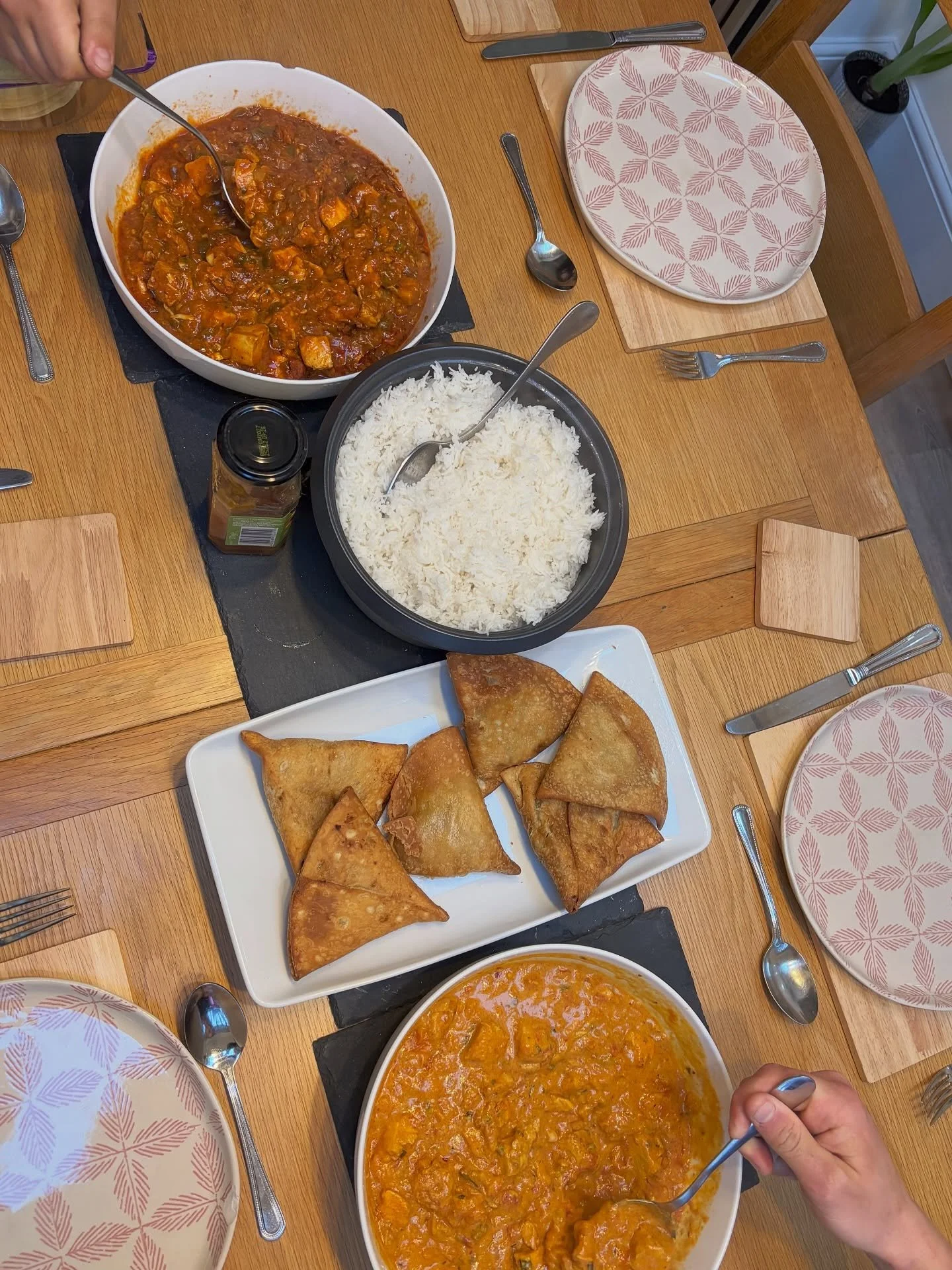 Lighter evenings mean more time to get friends and family together for a feast 🏠🍛🍴 Have you tried our brand new ready meals from Lidl? Choose from Chicken Jalfrezi and Chicken Korma and serve up restaurant quality curry in minutes 🍽️🥥🌶️
&bull;
