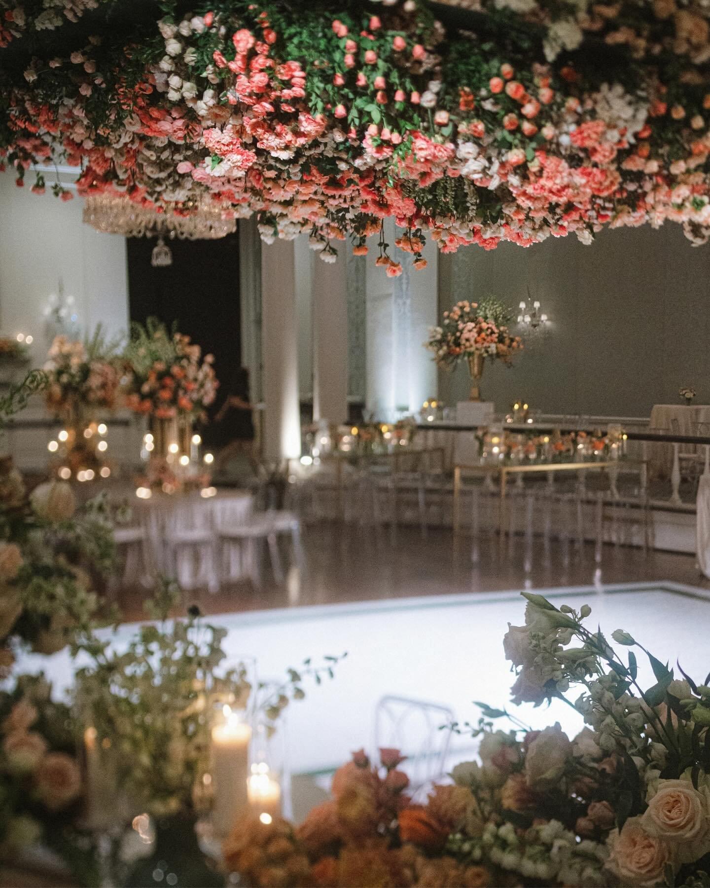 A reception dripping in florals... From floor to ceiling! 🌹⁠
⁠
#JosephWestPhotography ⁠

Planning: @belleevents @meghan_belleevents 
Floral &amp; Decor: @floraeventi 
Lighting: @360avdesign 
Cake: @whomadethecakehouston 
Video: @reverentweddingfilms