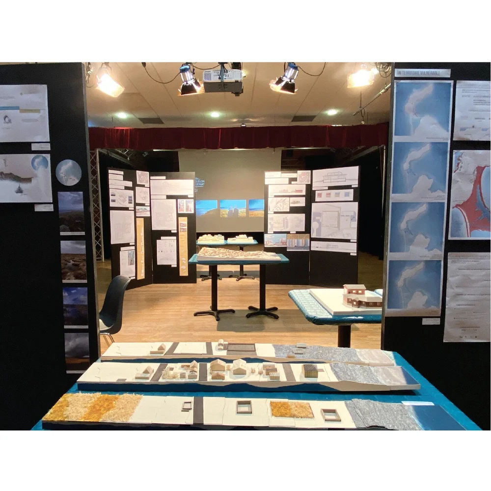 &bull; EXPOSITION MIQUELON &bull;

Cette premi&egrave;re exposition constitait &agrave; faire une r&eacute;trospective du projet : entre restitution et &eacute;changes avec les habitants de Miquelon.