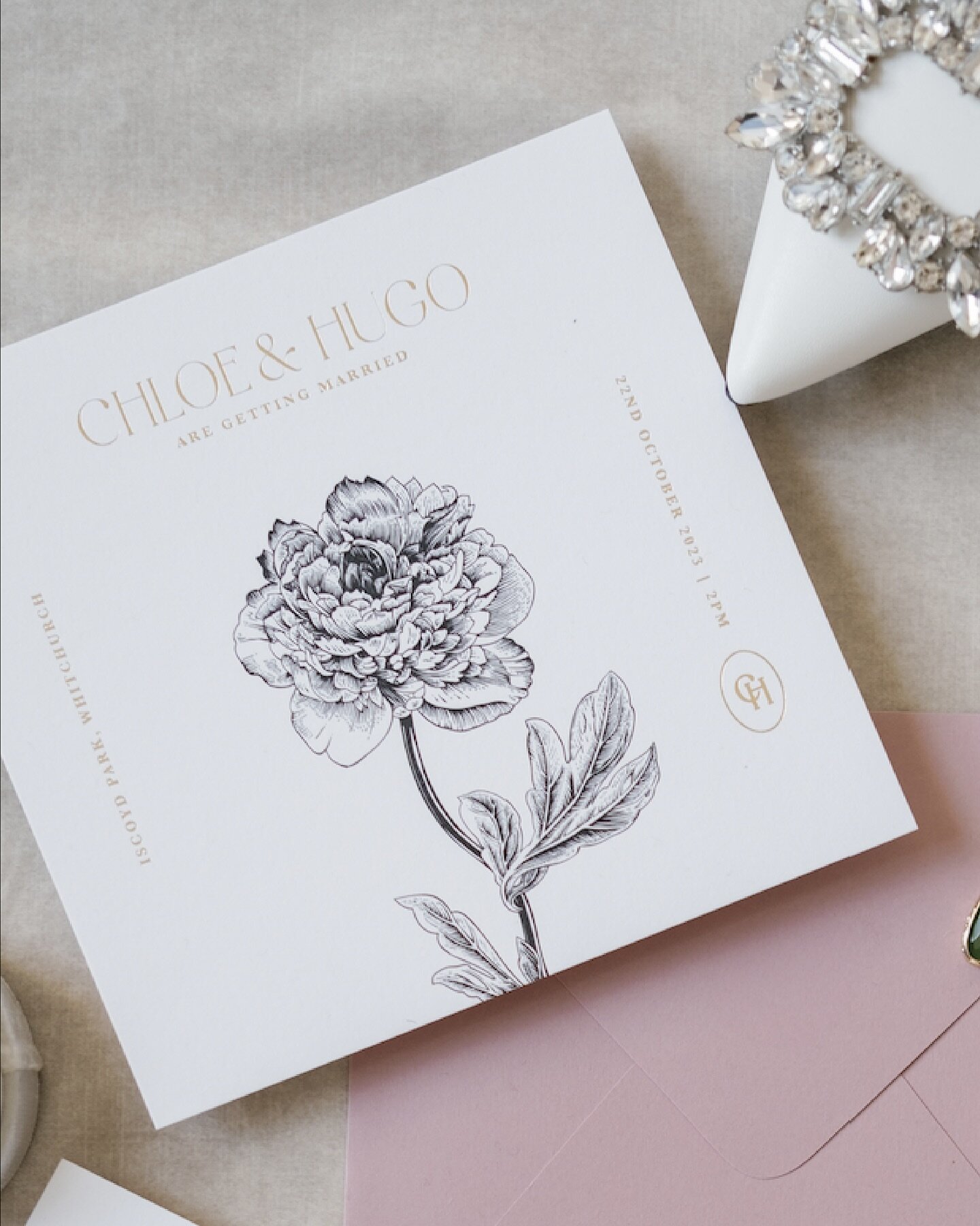 If you&rsquo;re looking for a versatile design this is perfect. You can switch up the flower to whichever suits your wedding day 💕

#stationery #weddingstationery #foilinvitations #weddingstationeryuk #hotfoilprinting #venuedrawings #weddinginspirat